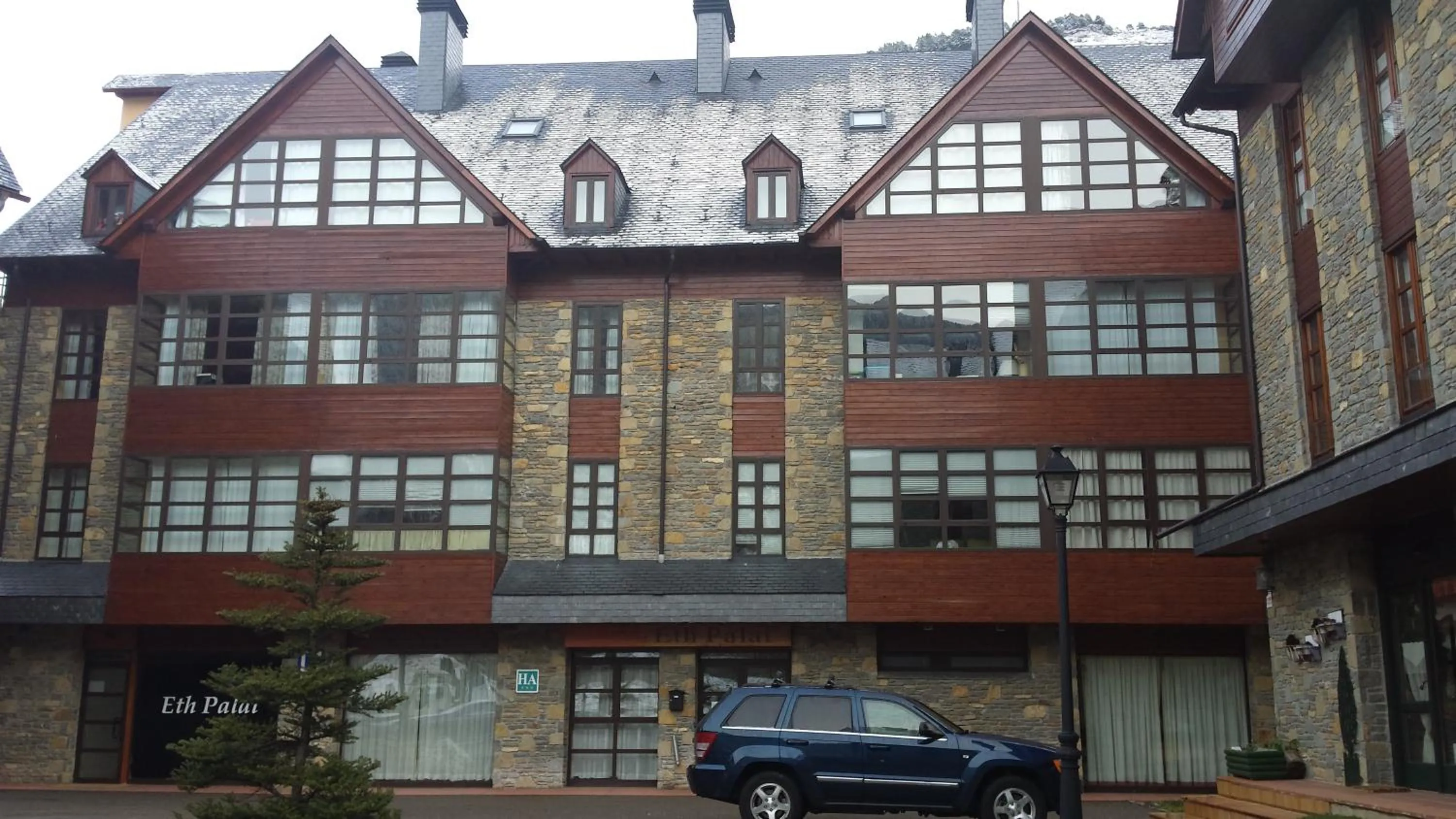 Facade/entrance in Eth Palai