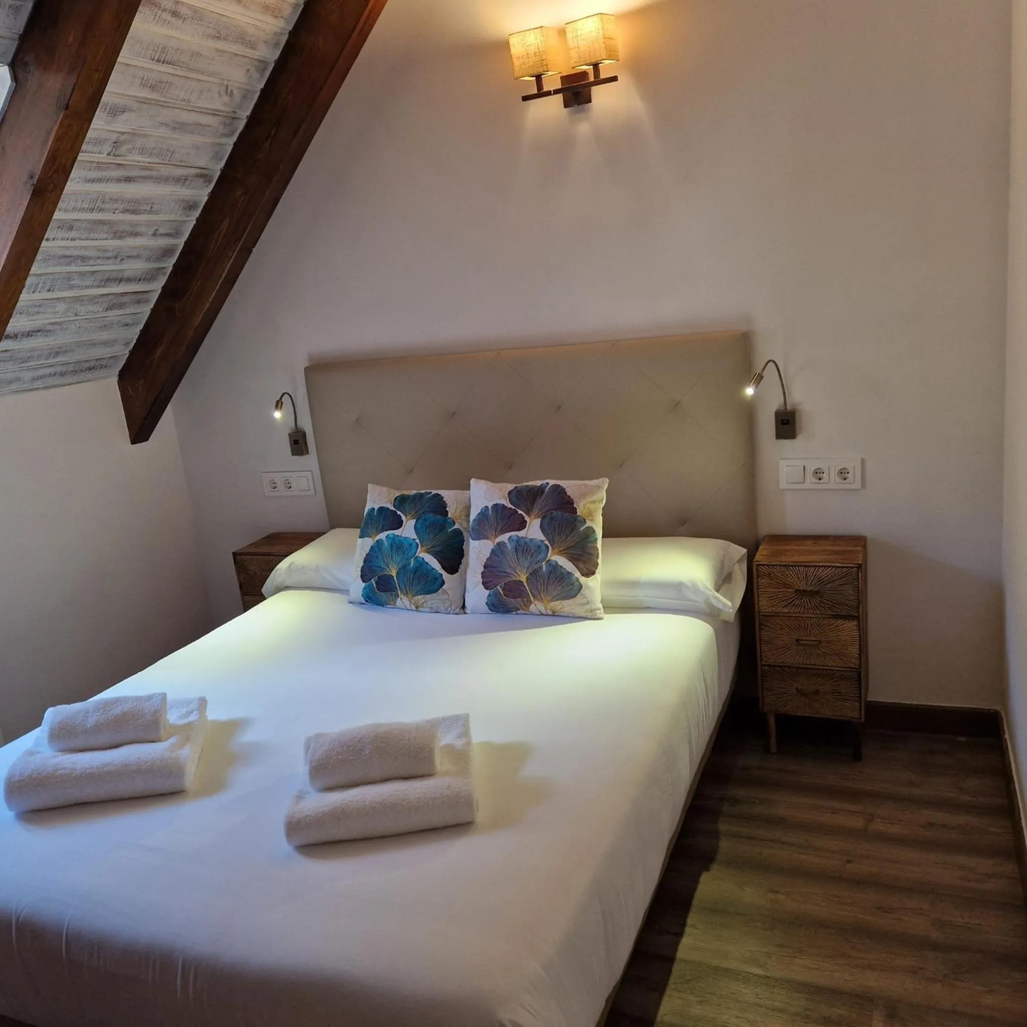 Bedroom, Bed in Eth Palai