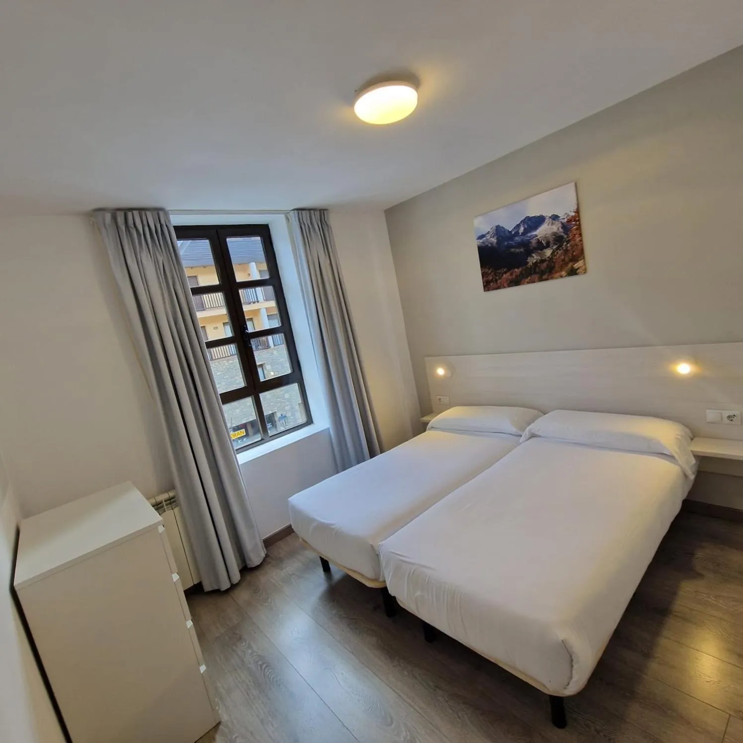 Bedroom, Bed in Eth Palai