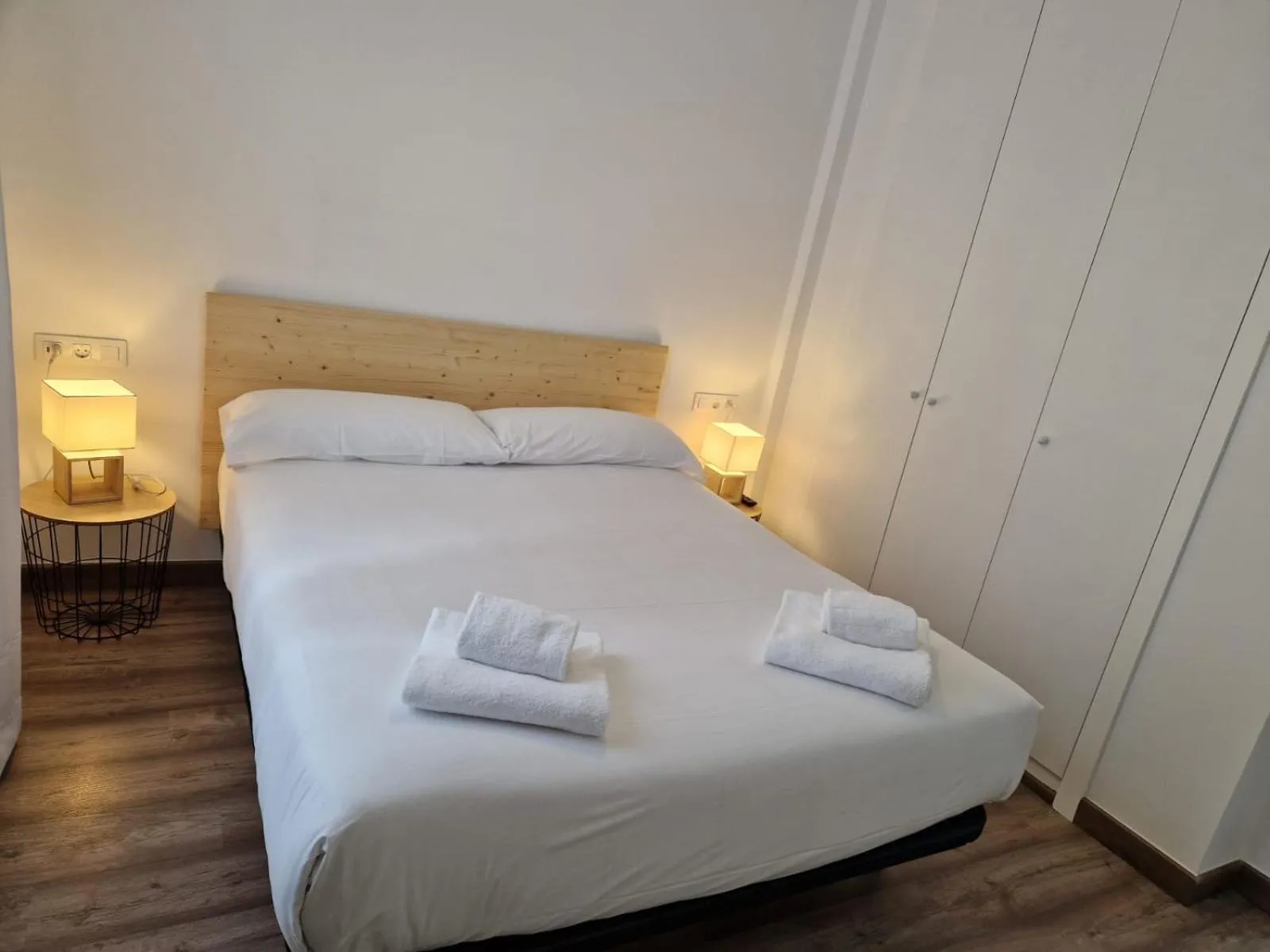 Bedroom, Bed in Eth Palai