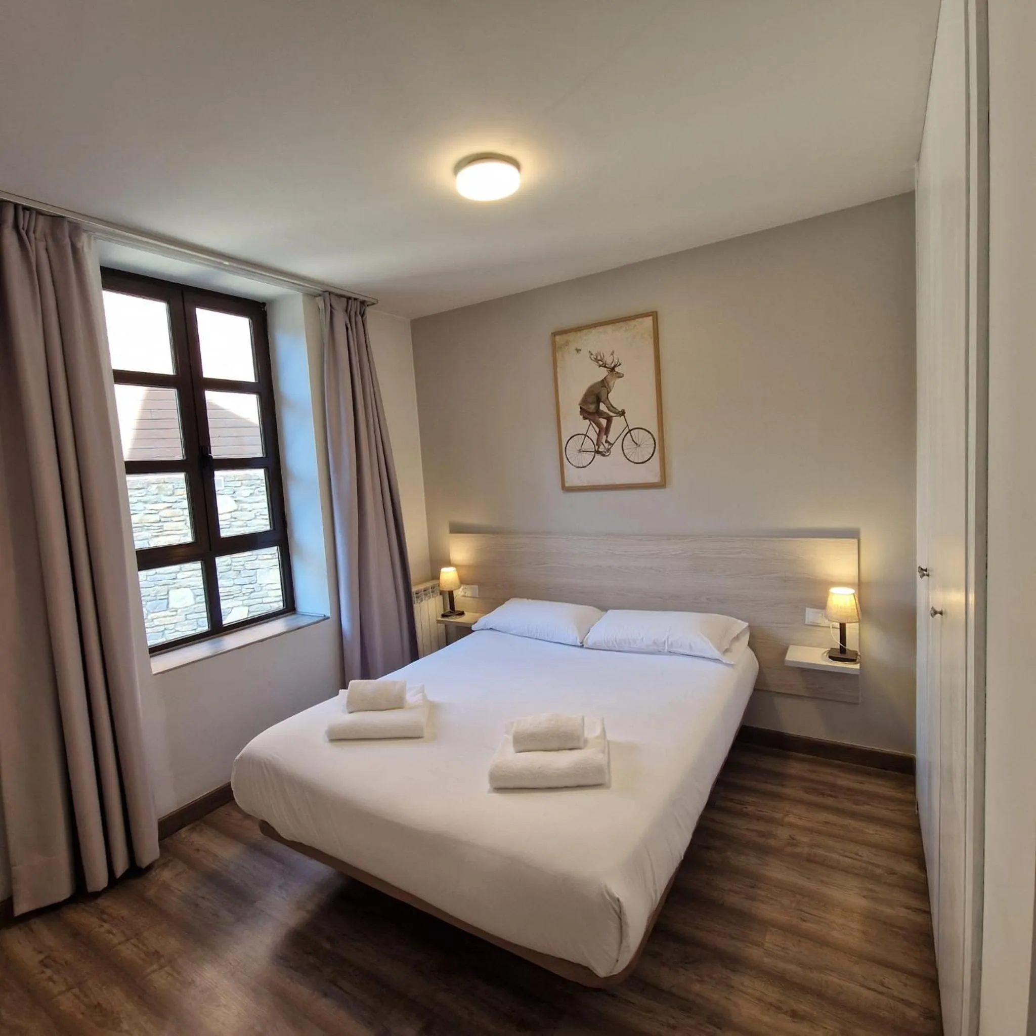 Bedroom, Bed in Eth Palai