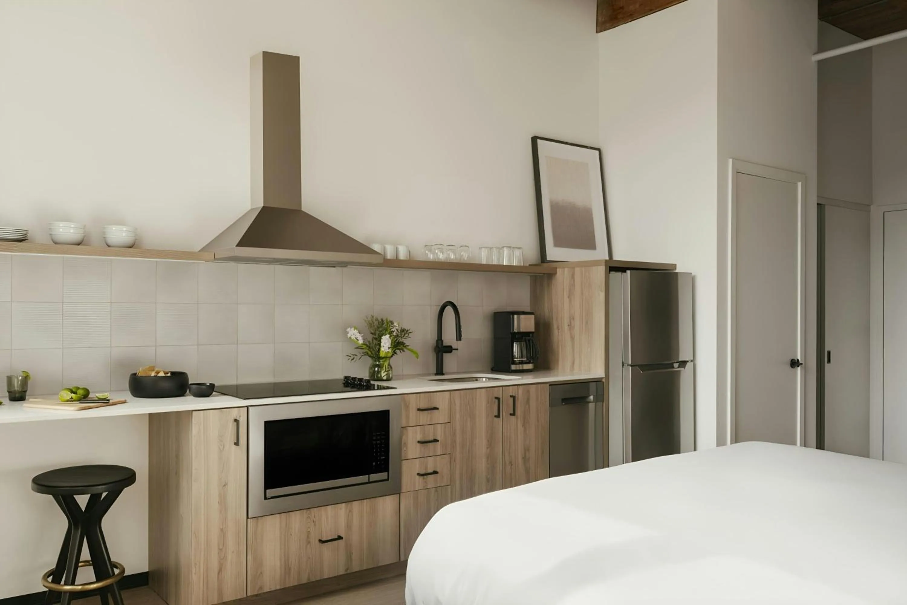 Kitchen or kitchenette, Bed in Sonder by Marriott Bonvoy Market Hall Apartments West Loop
