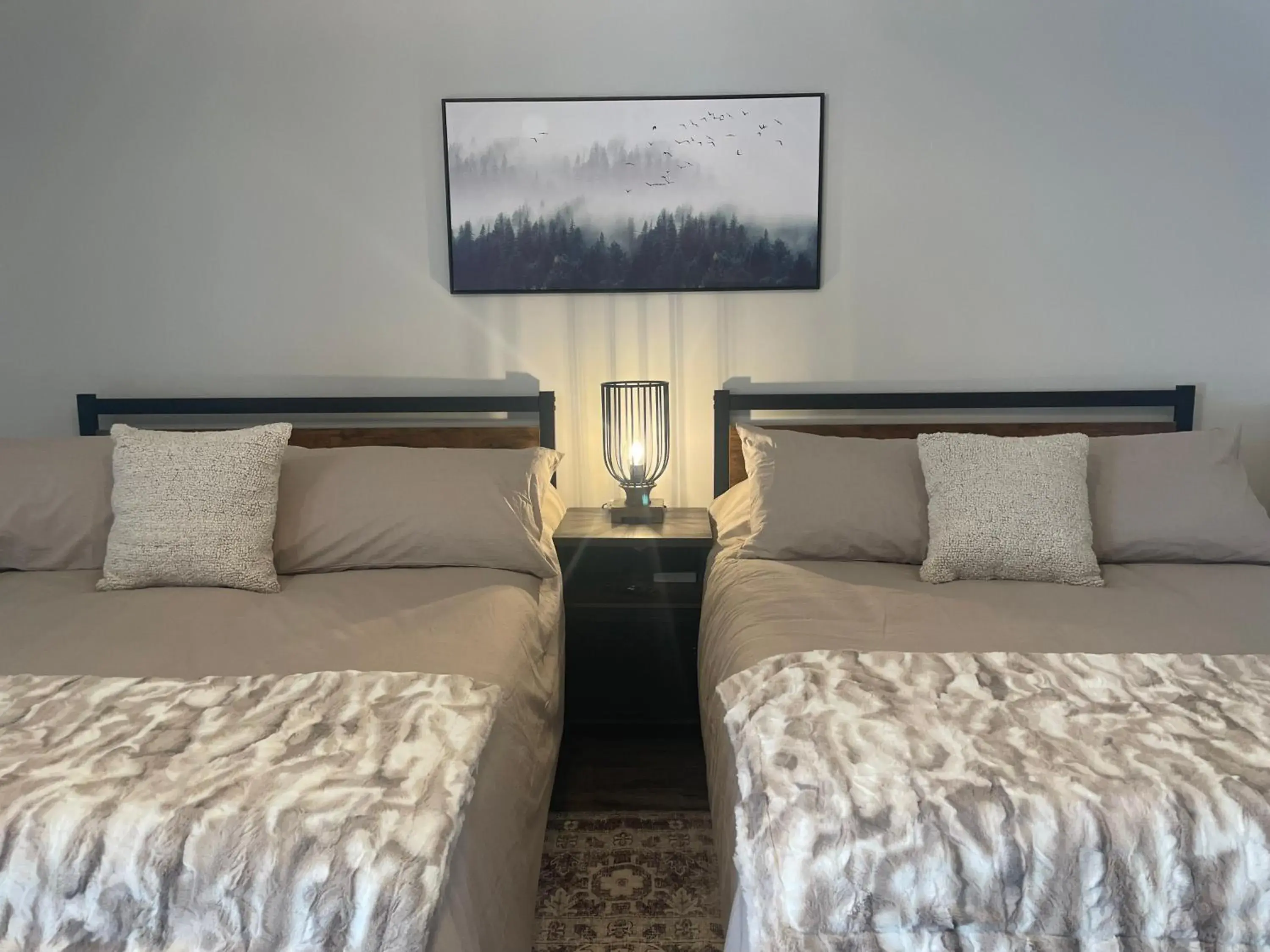 Deluxe Queen Room in Alaska Lake + Lodge at Longmere Deluxe Queen Room in Alaska Lake + Lodge at Longmere