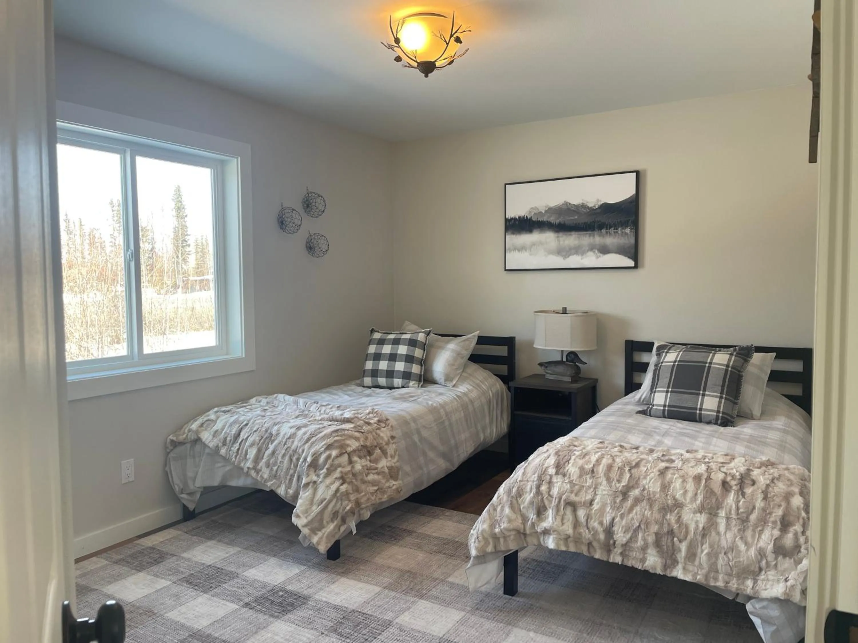 Bed in Alaska Lake + Lodge at Longmere