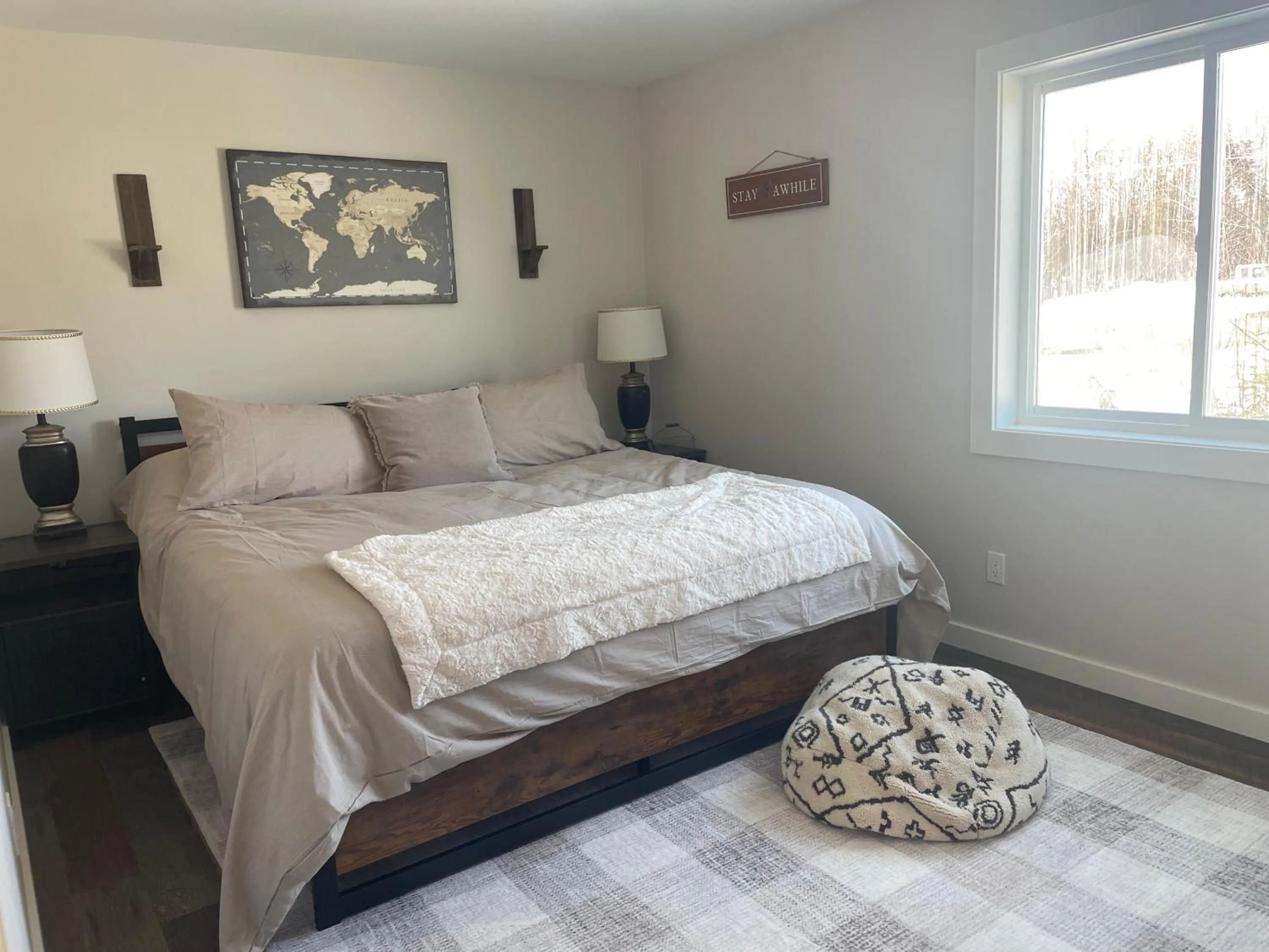 Bed in Alaska Lake + Lodge at Longmere