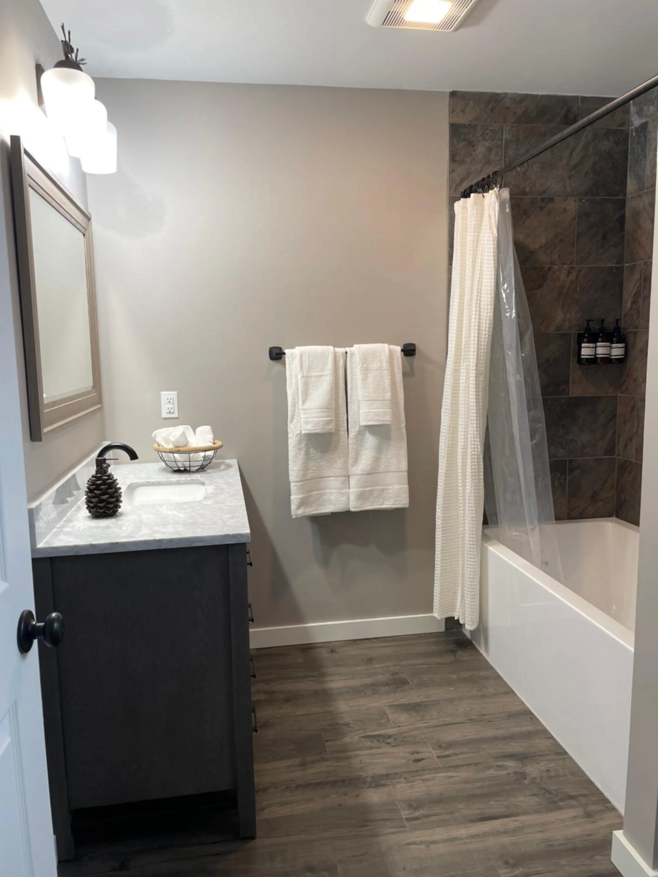 Alaska Lake + Lodge at Longmere