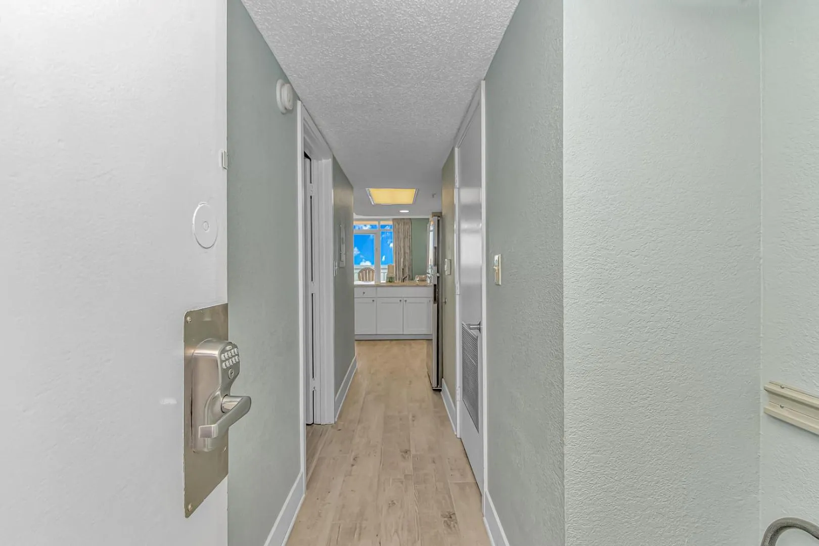 Immaculate! Beautifully Renovated Oceanfront 1 Bedroom Suite - Sleeps 6! - Roxanne Towers Unit 804