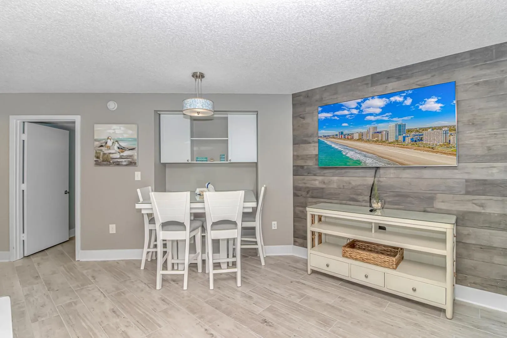 Immaculate! Beautifully Renovated Oceanfront 1 Bedroom Suite - Sleeps 6! - Roxanne Towers Unit 804