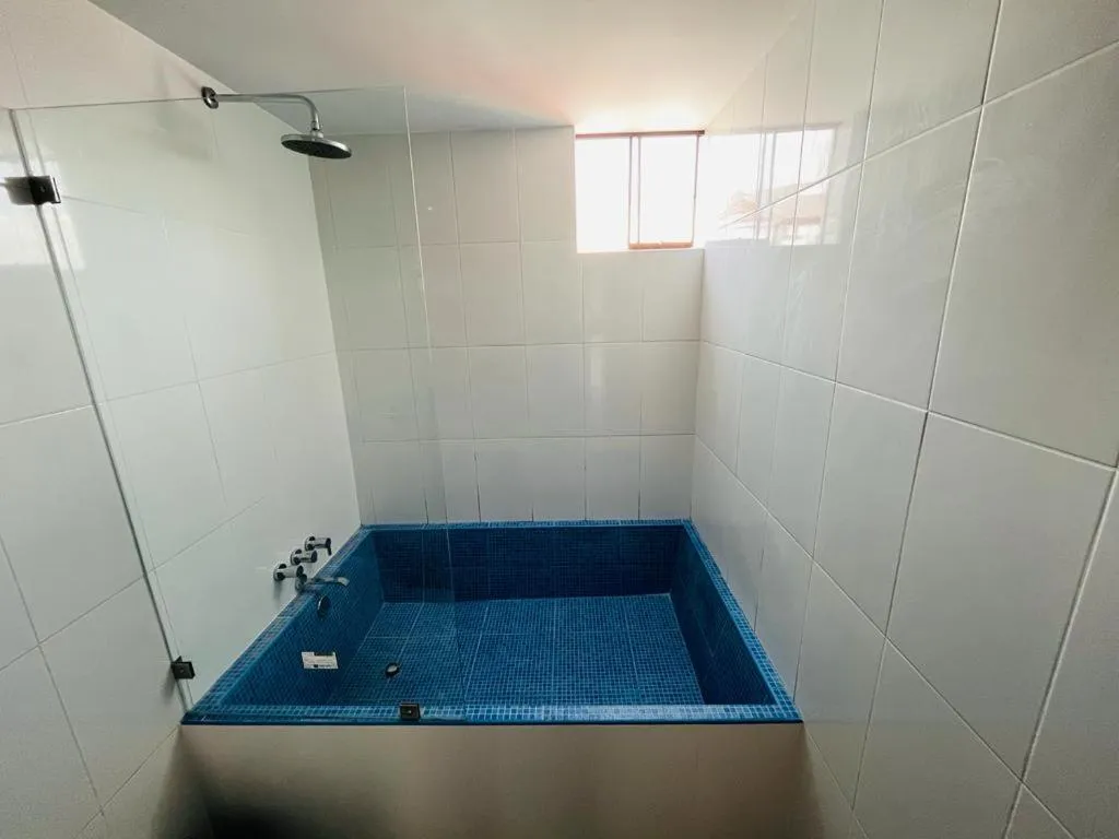 Shower in Baños del Inca Premium Hotel