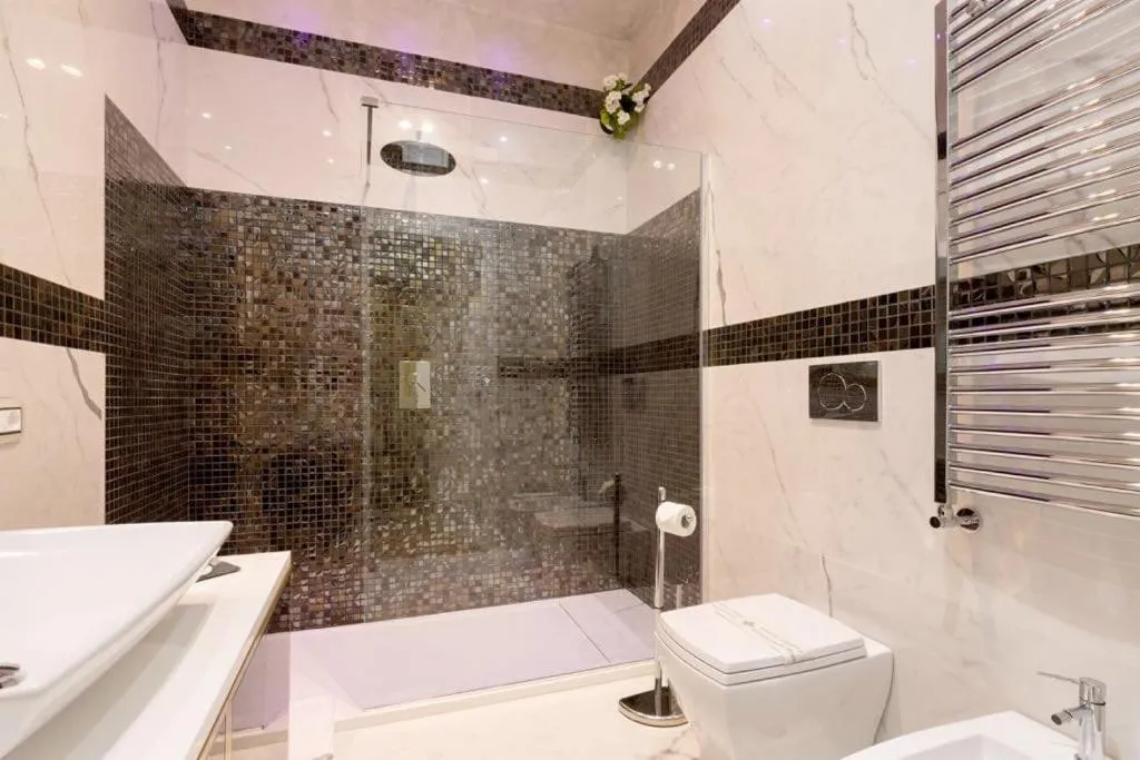 Shower in Piazza Venezia Luxury Suite