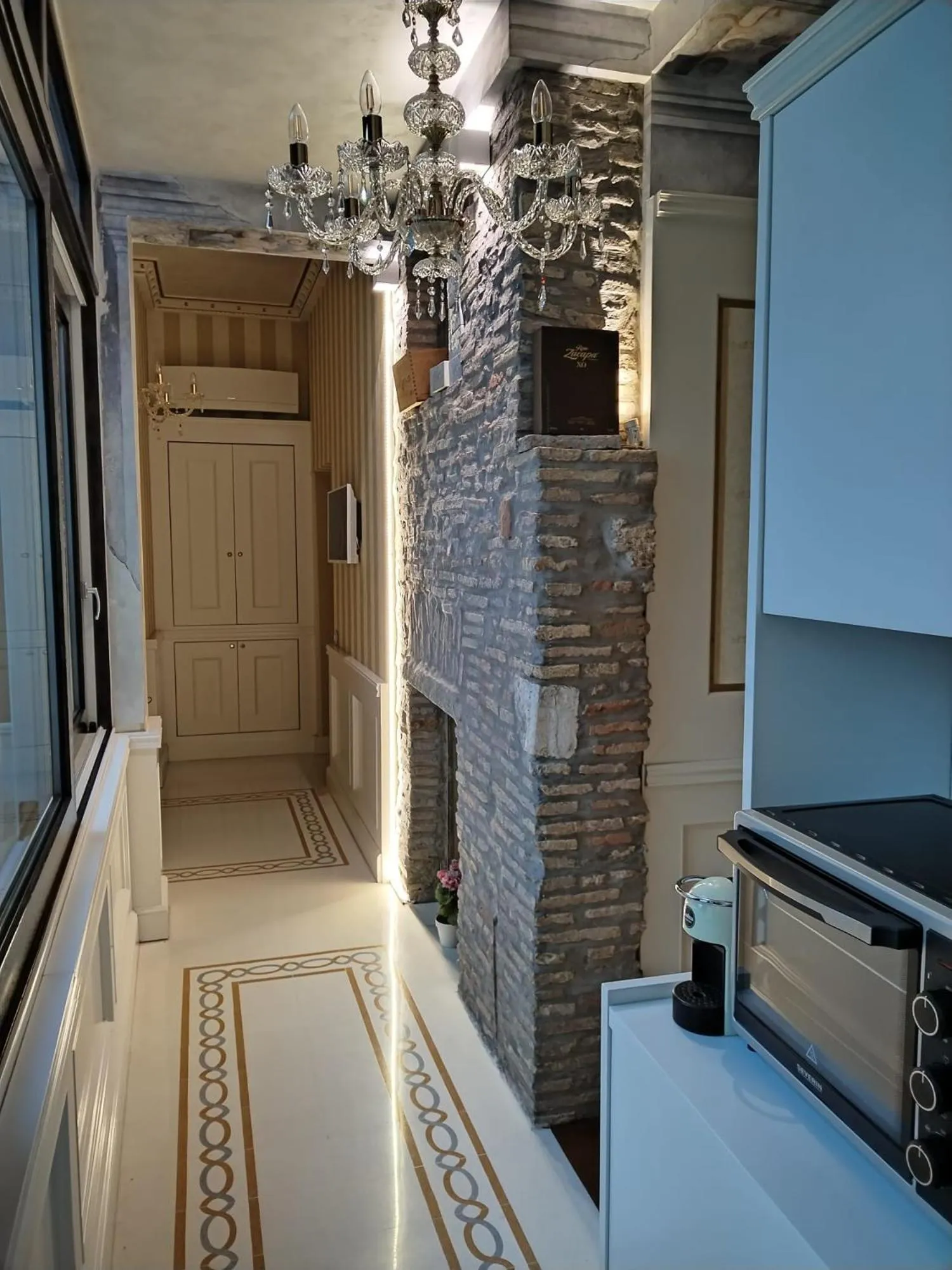 Communal lounge/ TV room in Piazza Venezia Luxury Suite