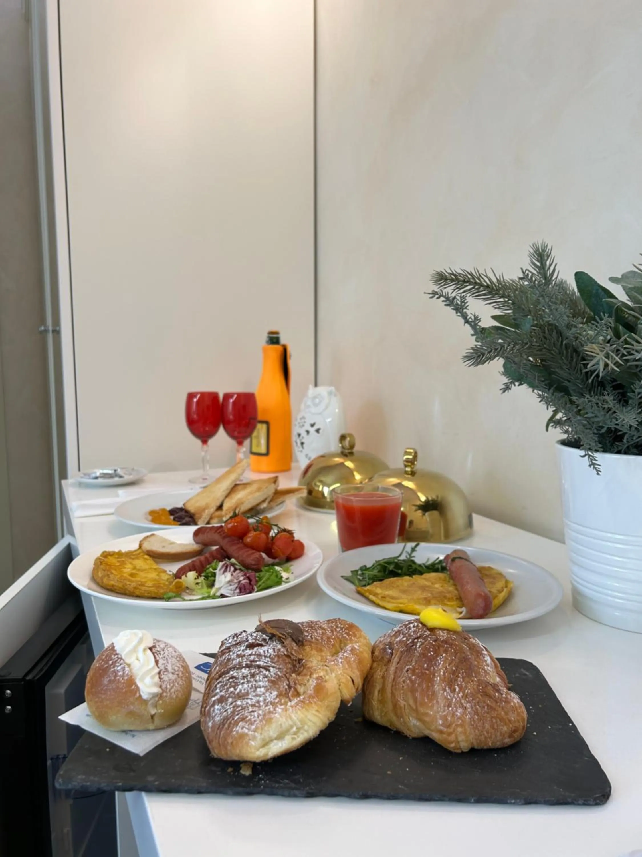 Food and drinks in Piazza Venezia Luxury Suite