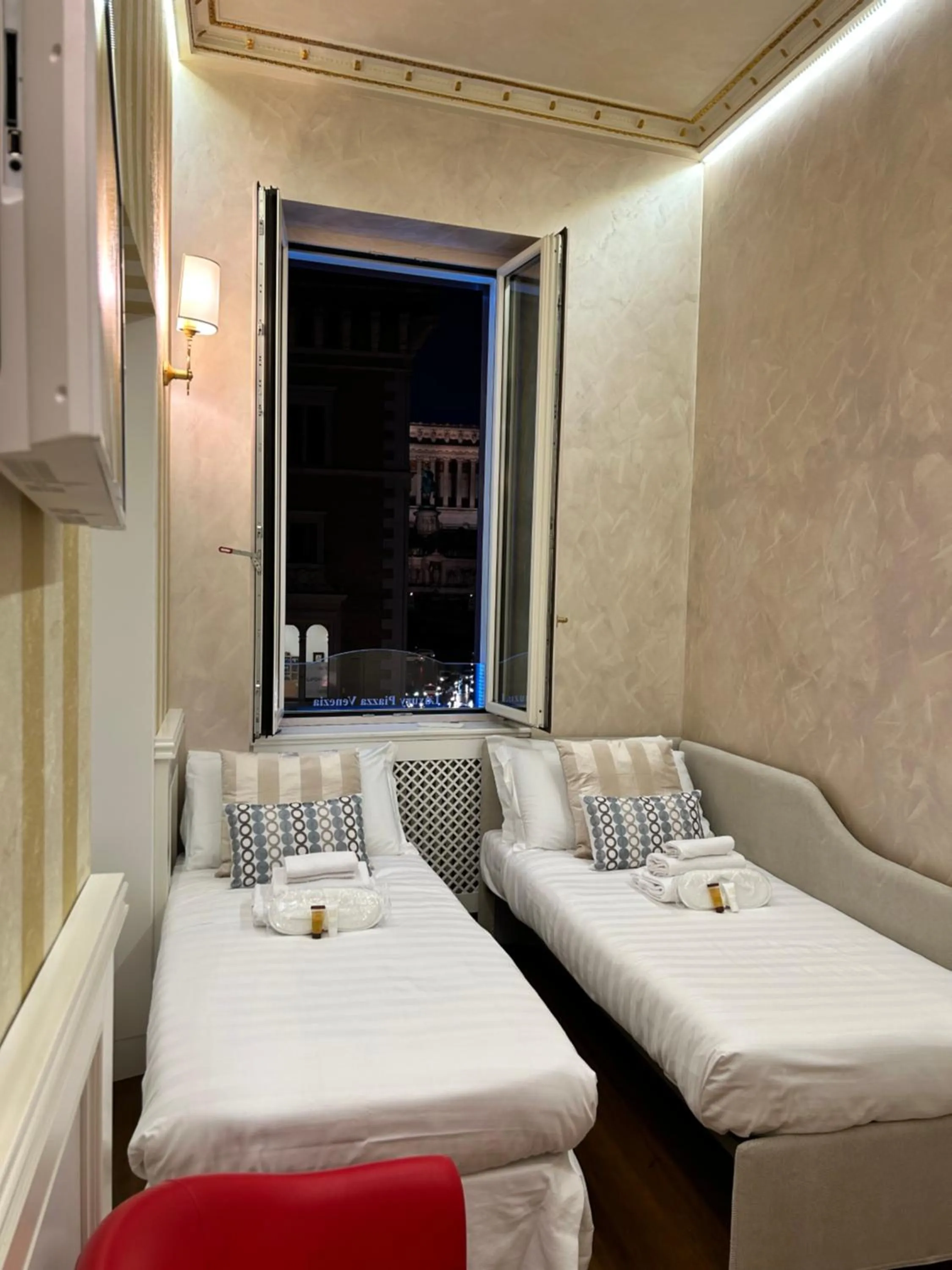 View (from property/room), Bed in Piazza Venezia Luxury Suite