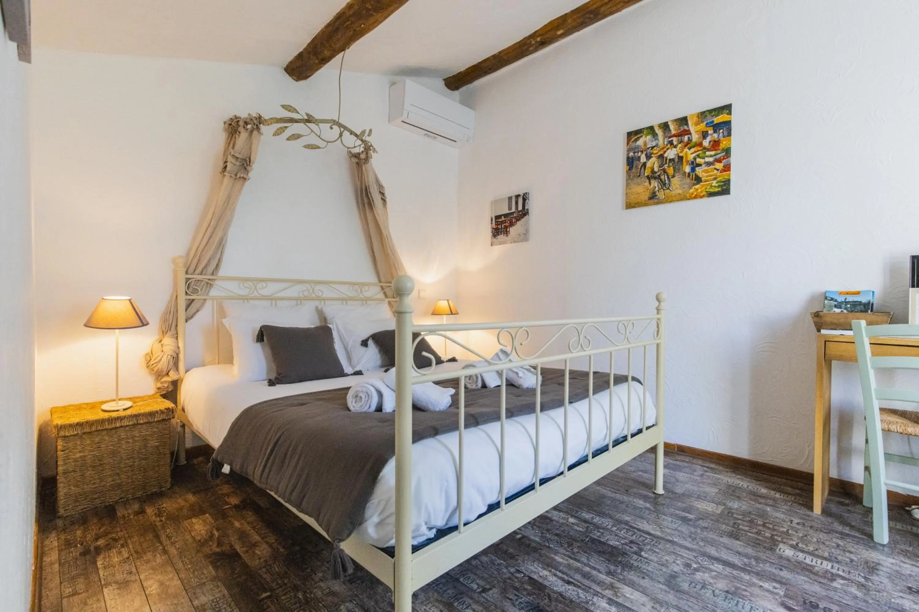 Bed in Chambre d'hôtes - B&B - Fleur de coton chez Manon en Luberon