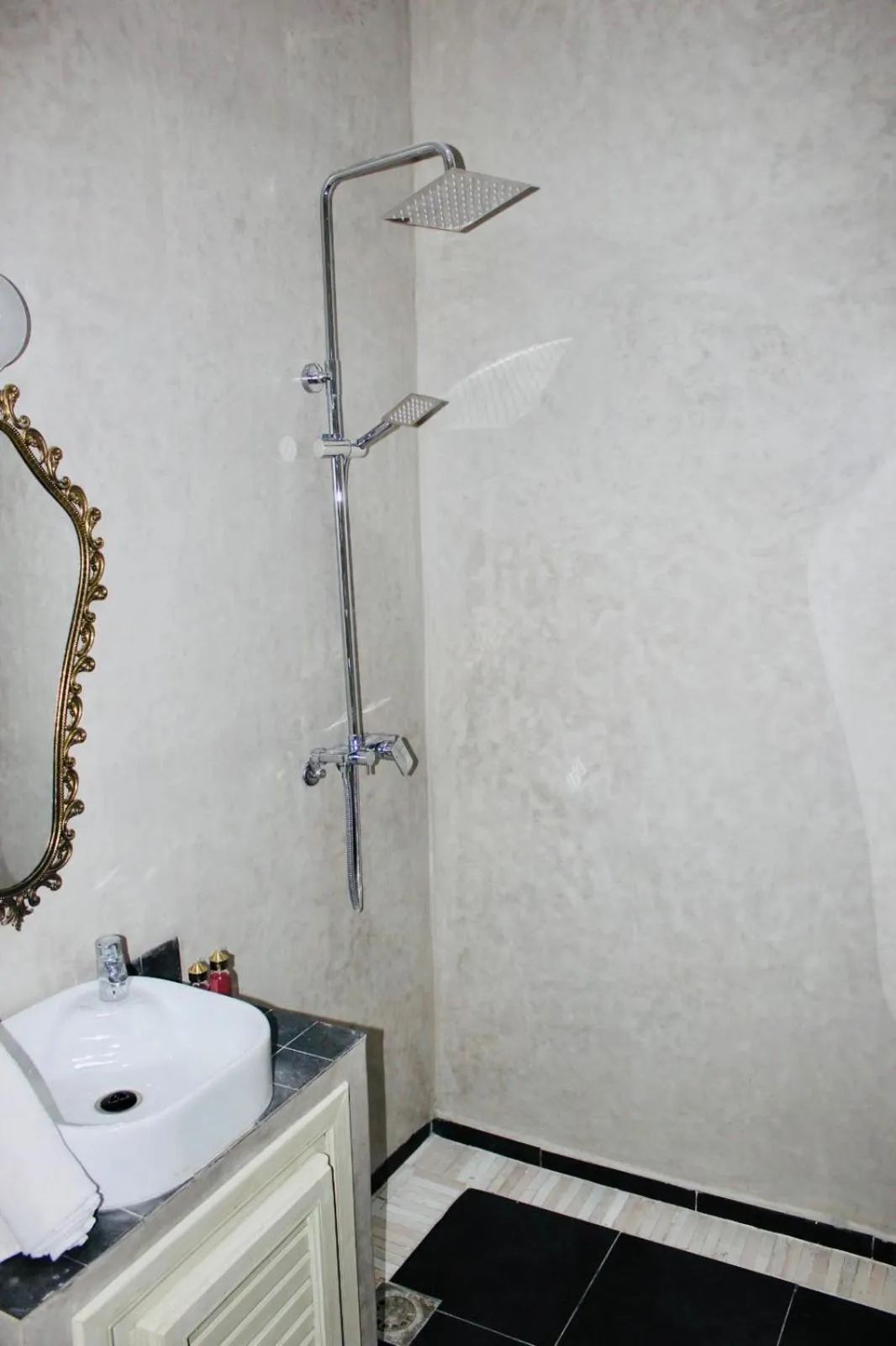 Shower in DAR Riad Jomana