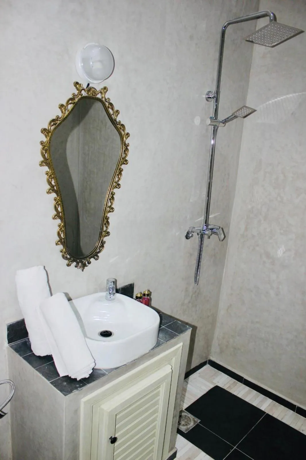 Shower in DAR Riad Jomana