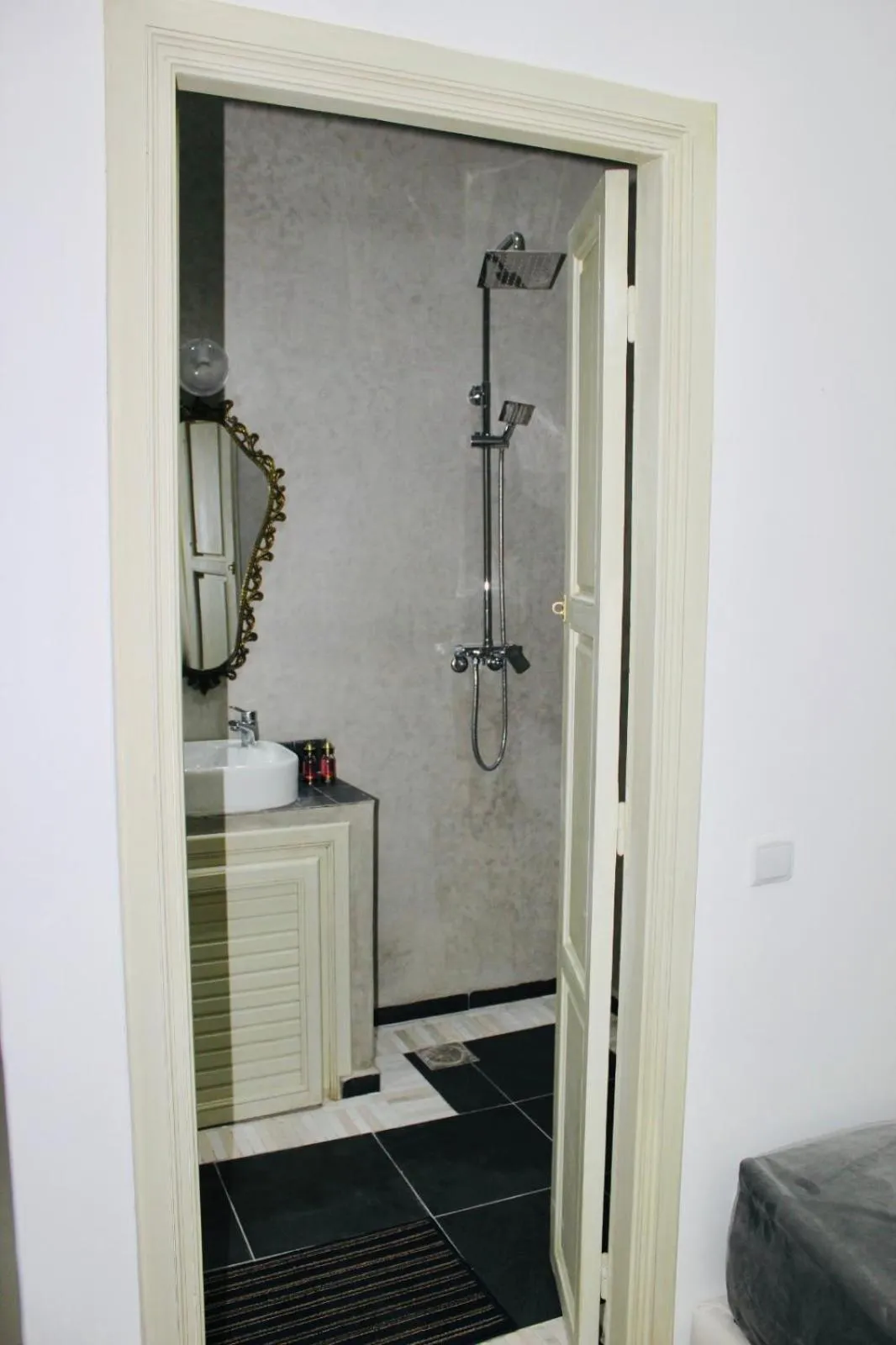 Shower in DAR Riad Jomana