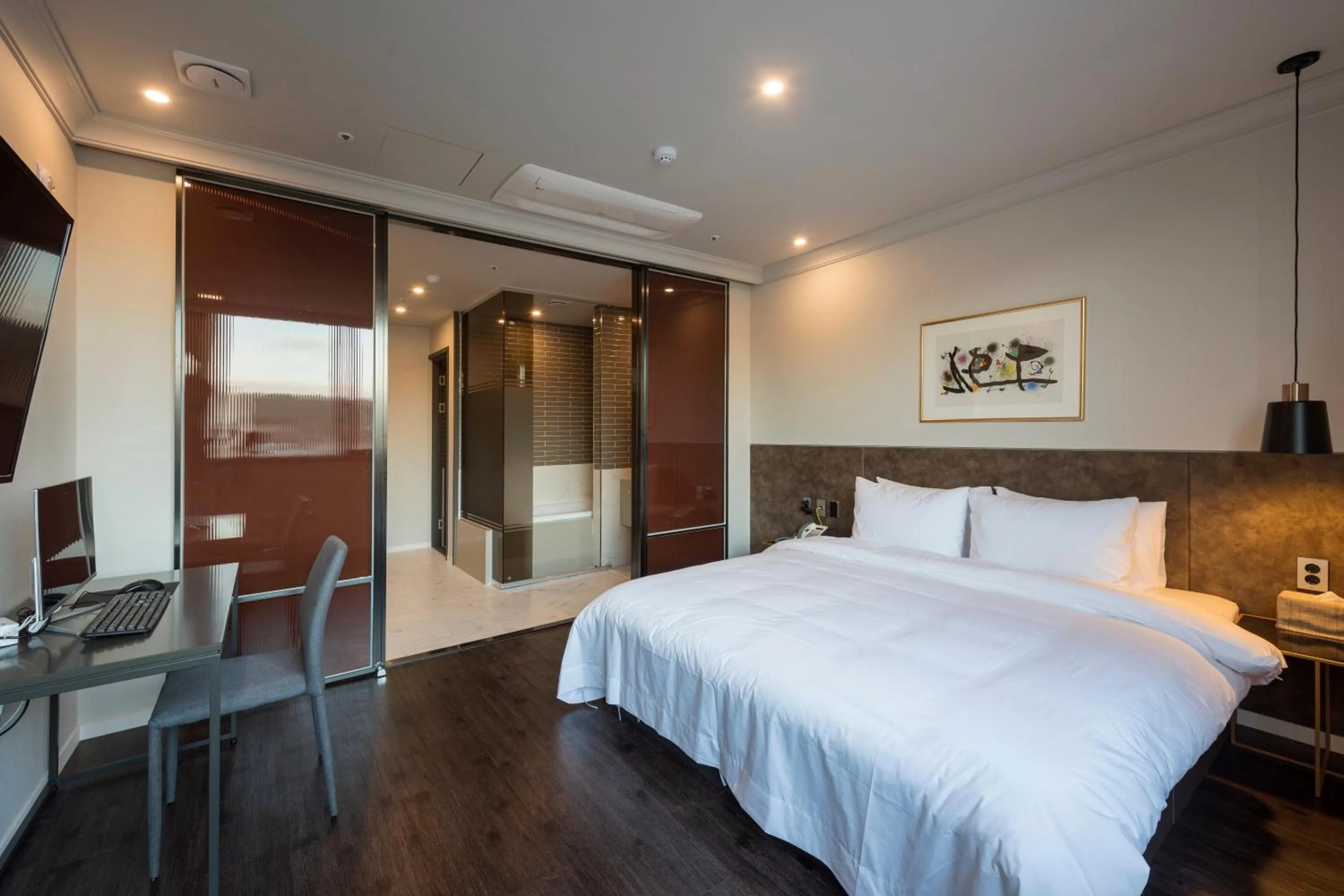 Bed in Browndot hotel Guseo