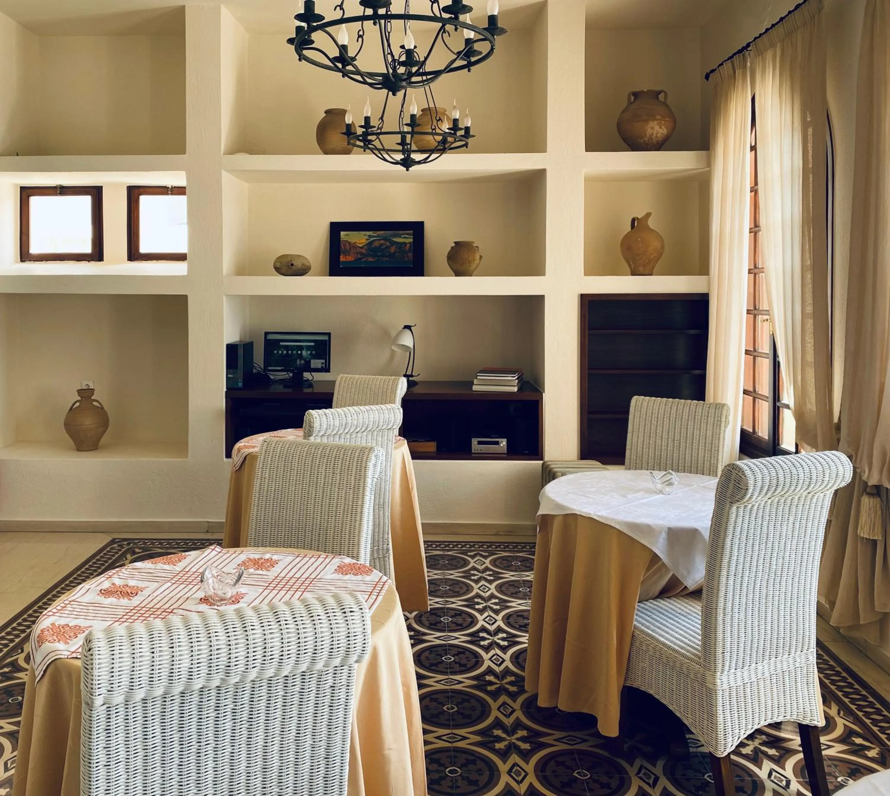 Restaurant/places to eat in Palazzo Arhontiko Apartments