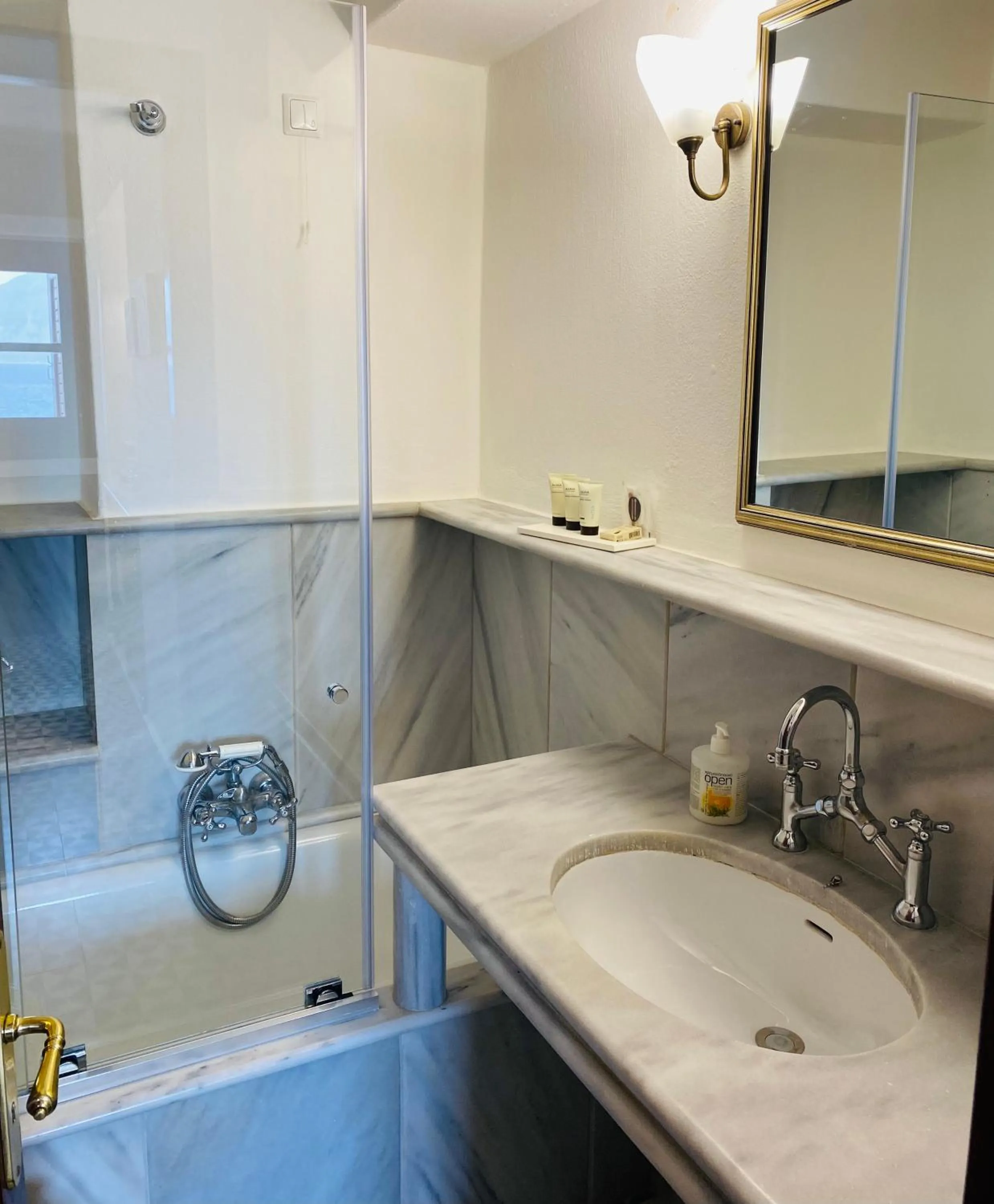 Bathroom in Palazzo Arhontiko Apartments