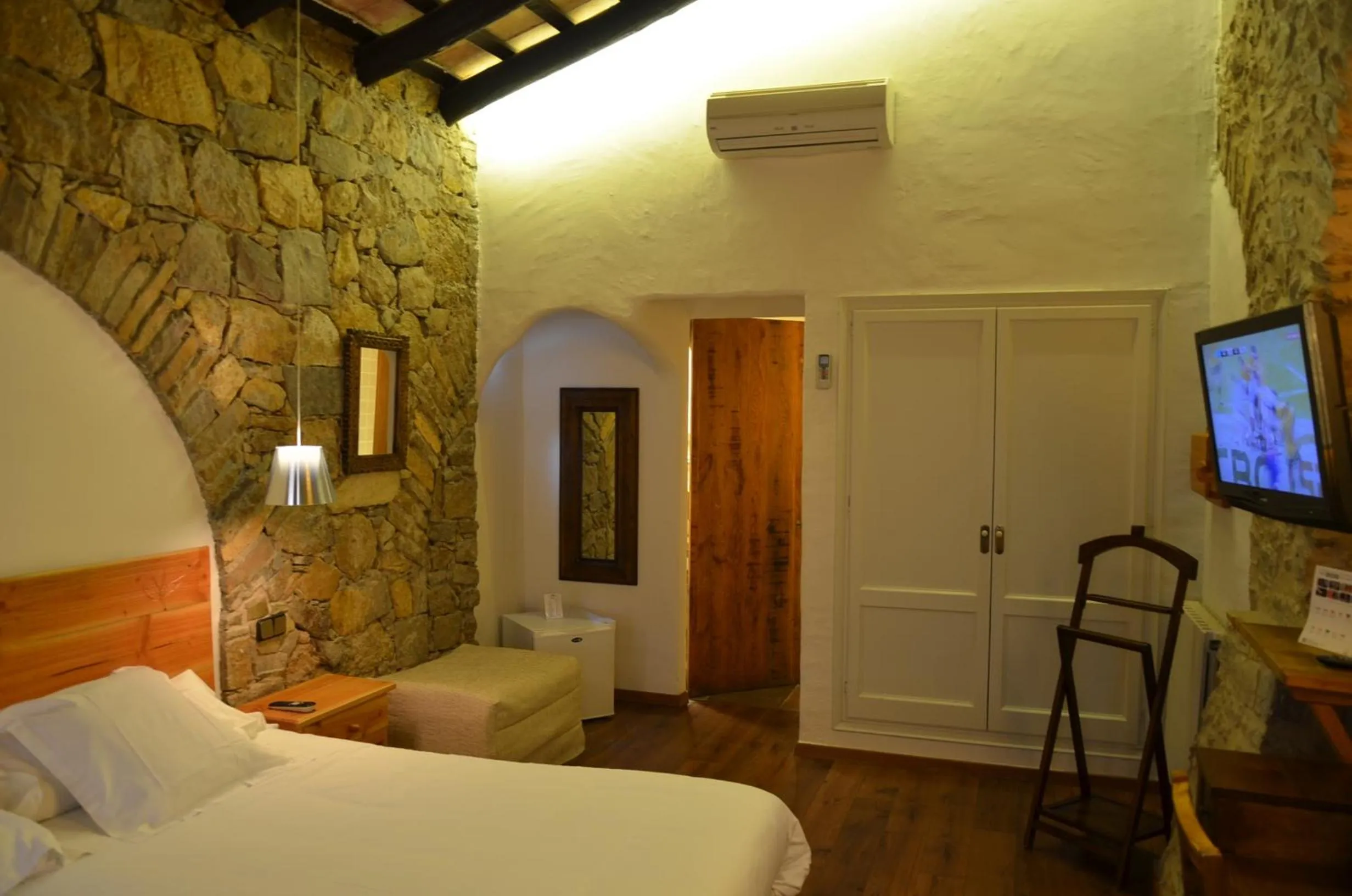 Photo of the whole room, Bed in Hotel Galena Mas Comangau