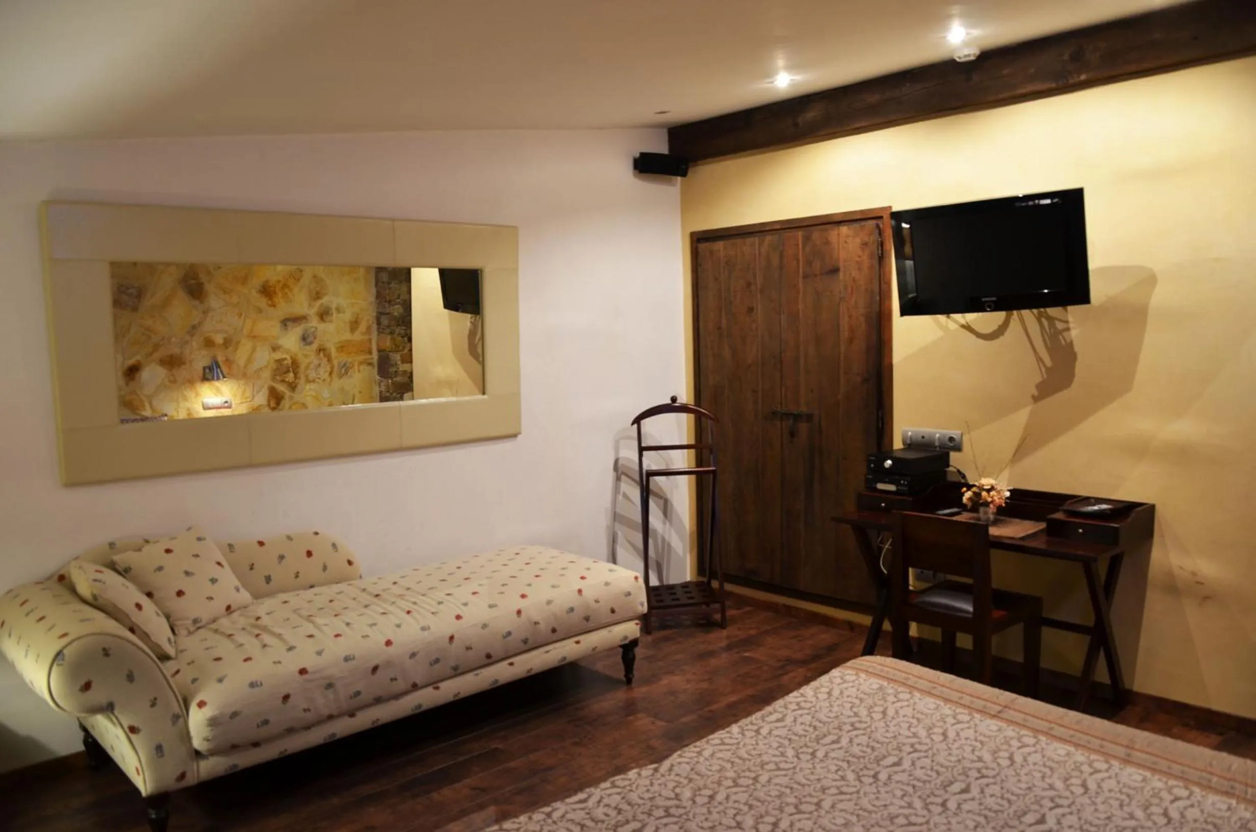 Photo of the whole room, Bed in Hotel Galena Mas Comangau