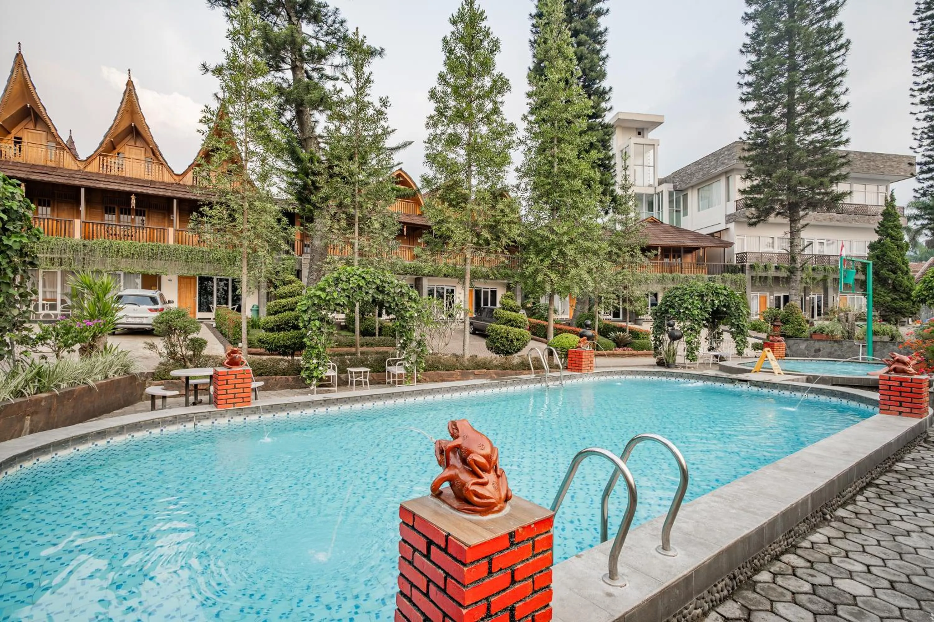 Swimming pool in Hotel Pesona Ciwidey