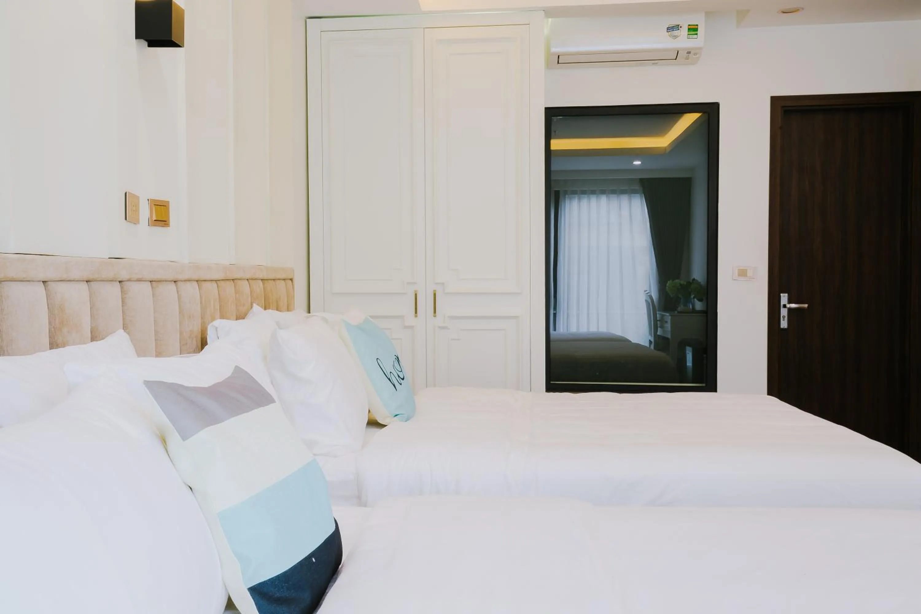 Toilet, Bed in Royal Lotus Hotel