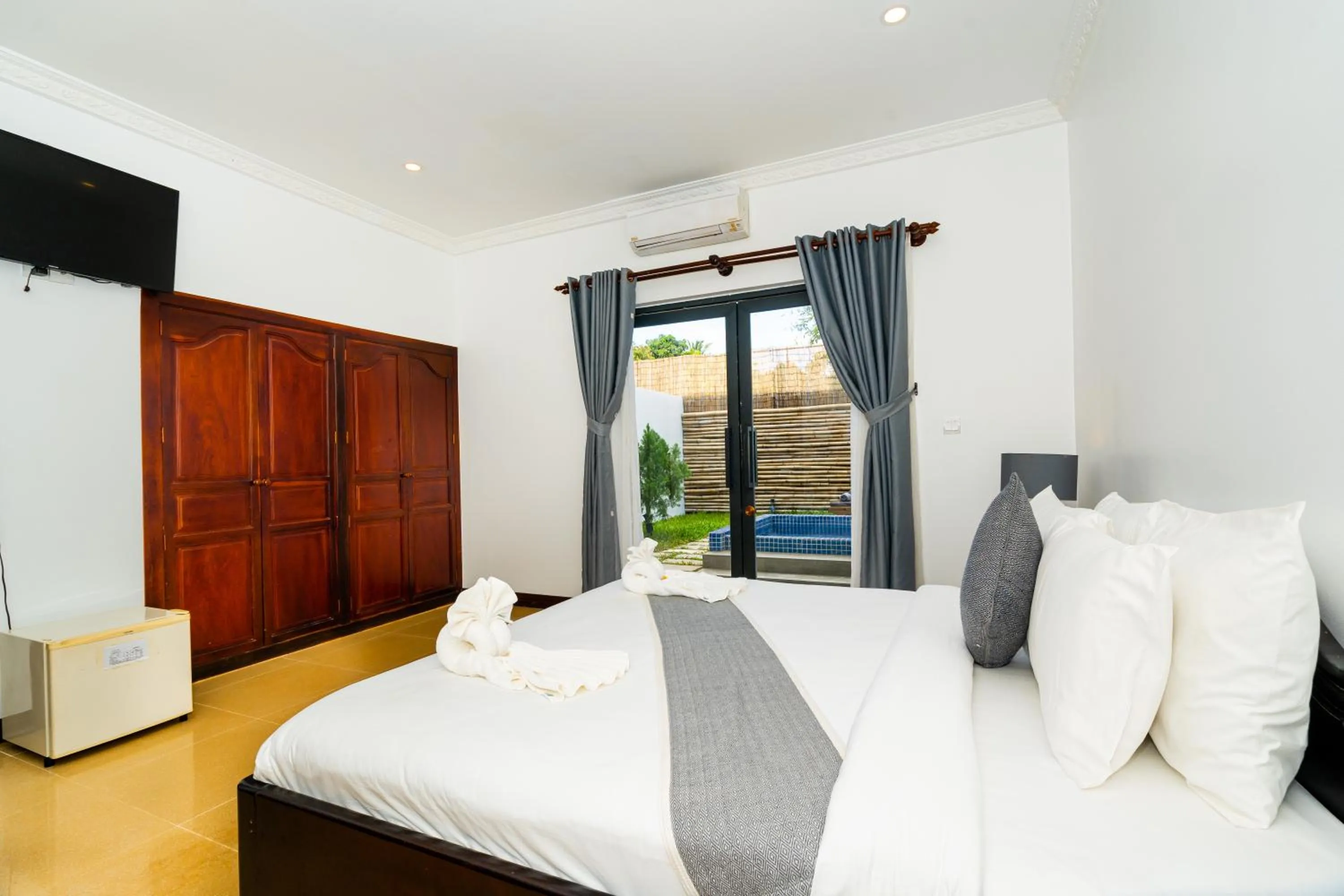 Photo of the whole room, Bed in Angkor Tempora Boutique