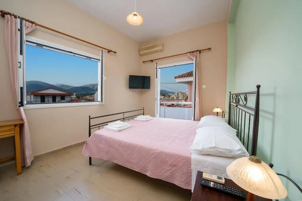 Photo of the whole room, Bed in Vasilakis Apartment