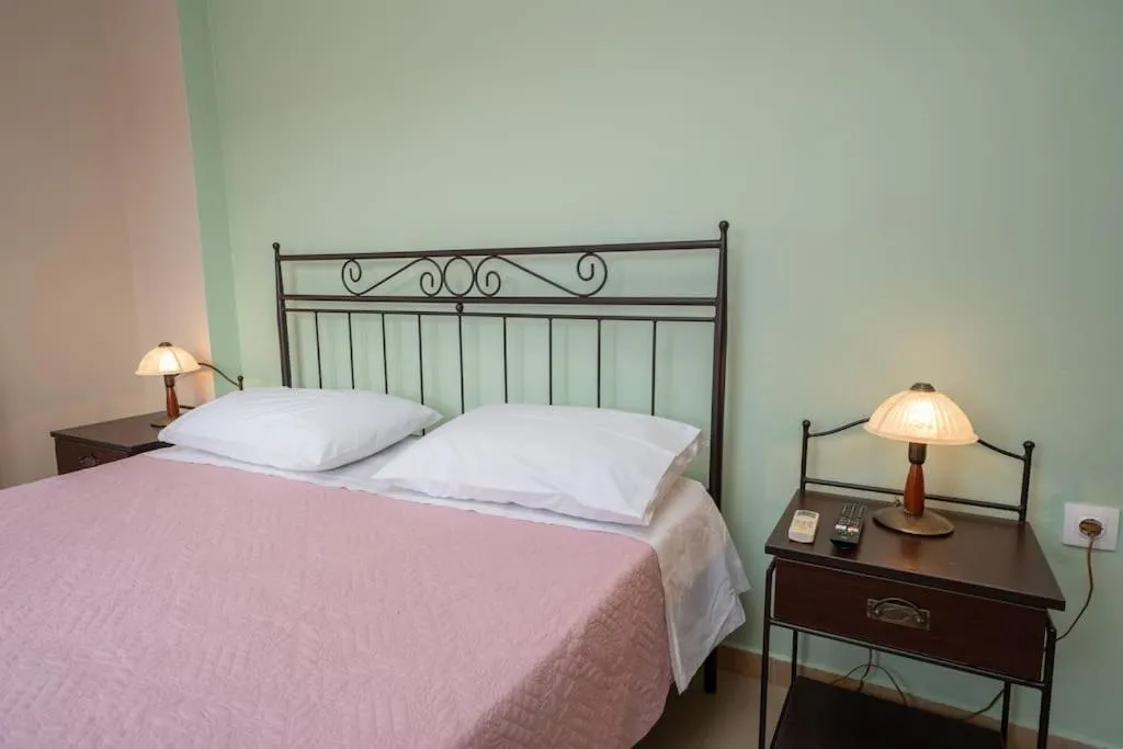 Photo of the whole room, Bed in Vasilakis Apartment