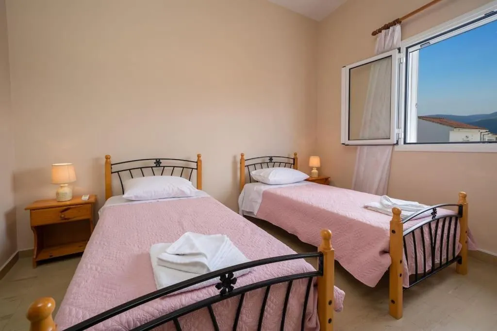 Photo of the whole room, Bed in Vasilakis Apartment