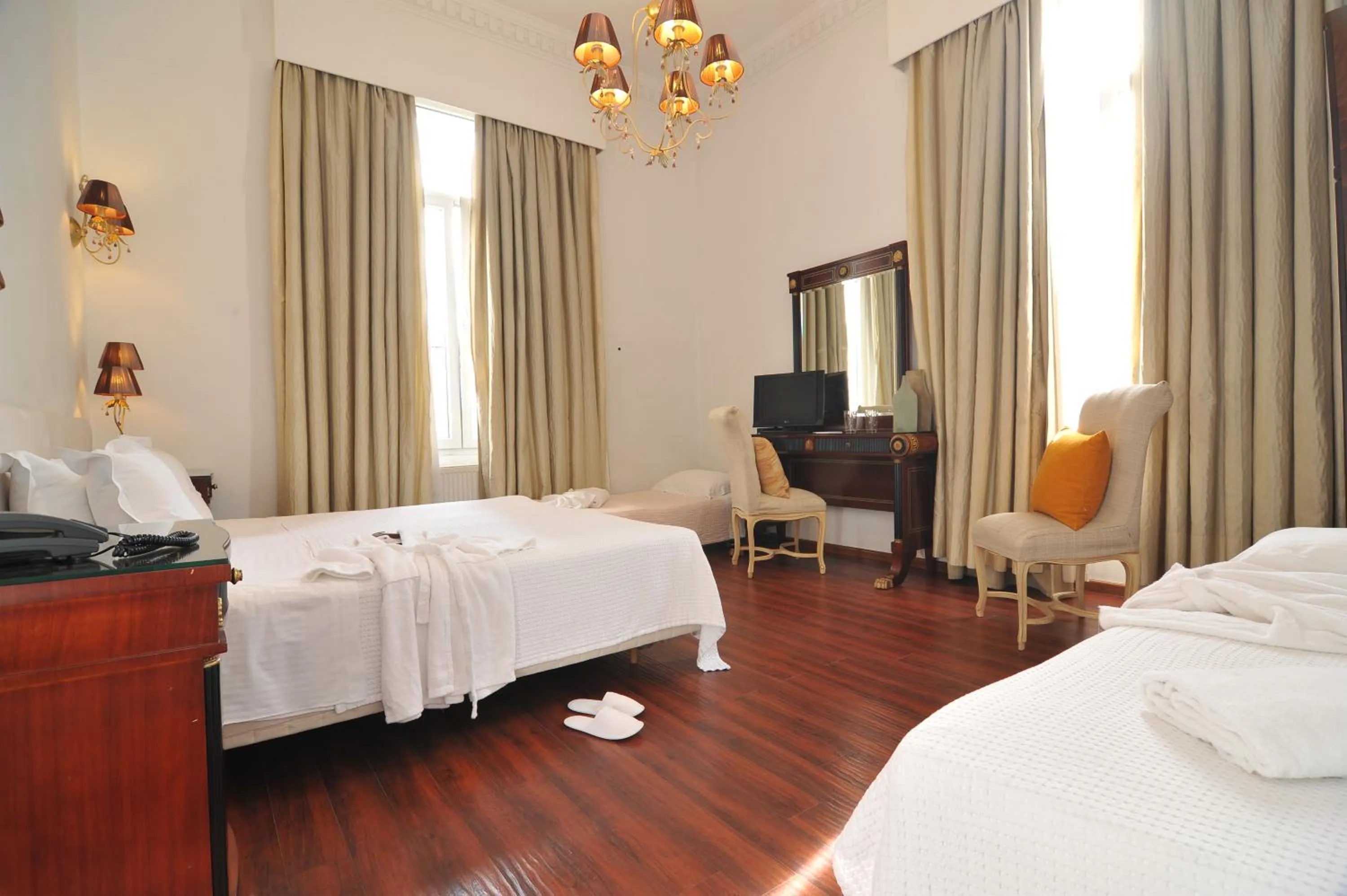 Photo of the whole room, Bed in Acropolis Museum Boutique Hotel