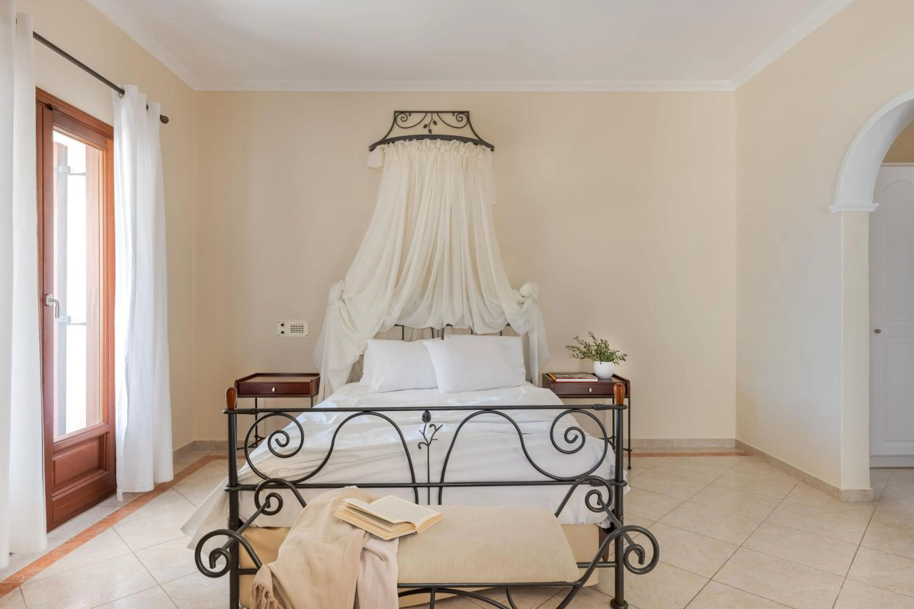 Bed in Epavlis Hotel & Spa