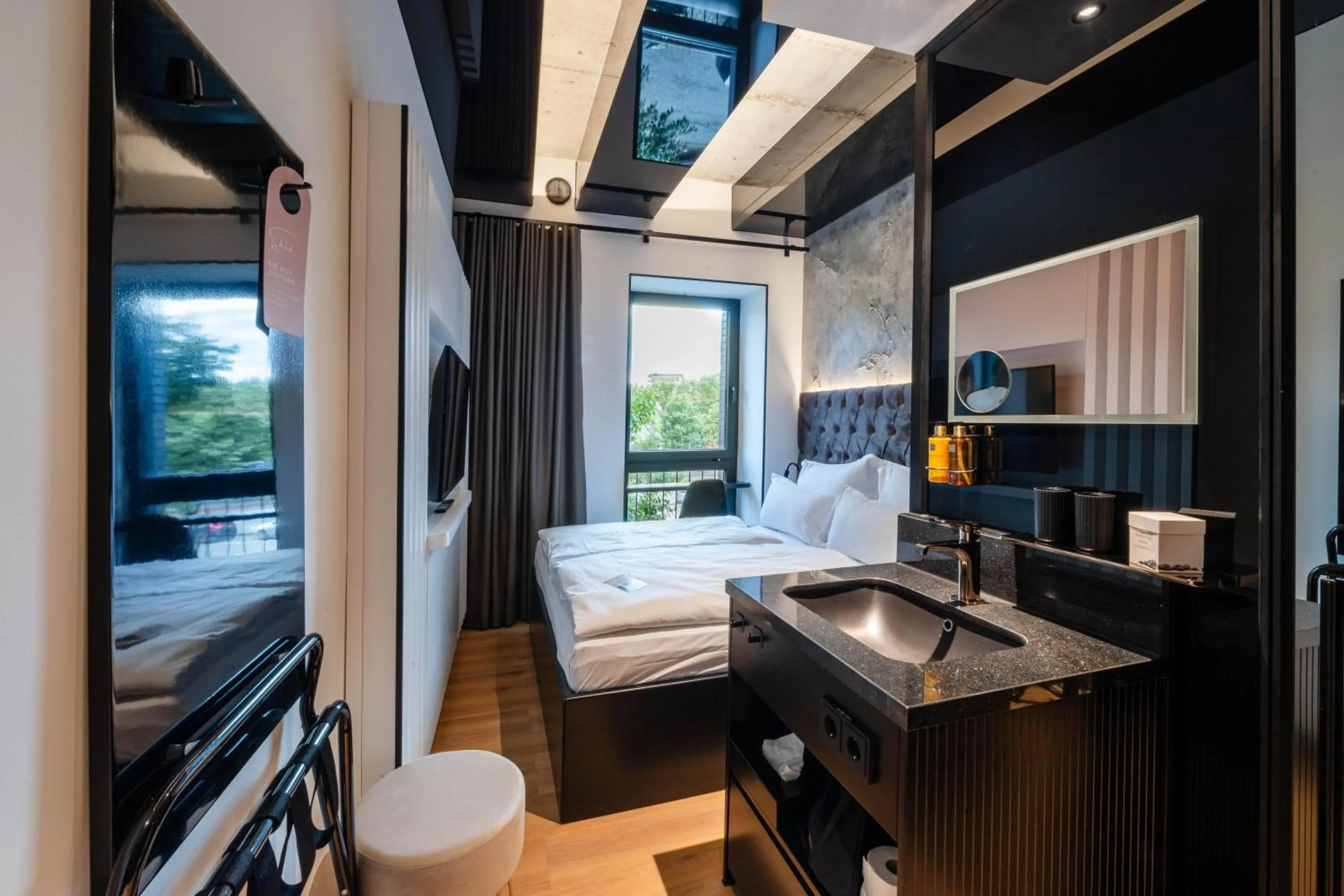 Bedroom, Bed in Hotel am Beatles-Platz