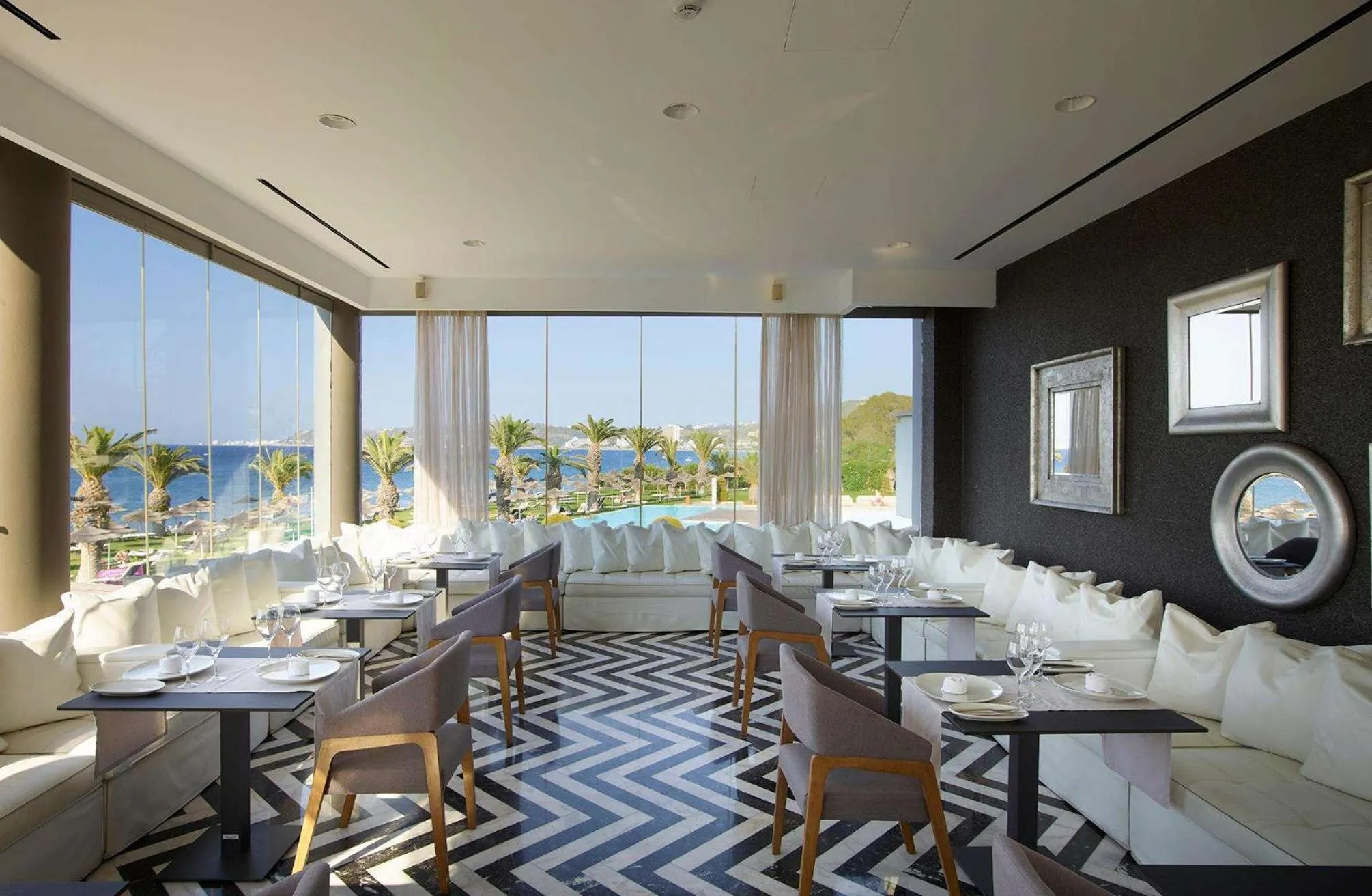 Restaurant/places to eat in The Ixian Grand & All Suites - Adults Only Hotel