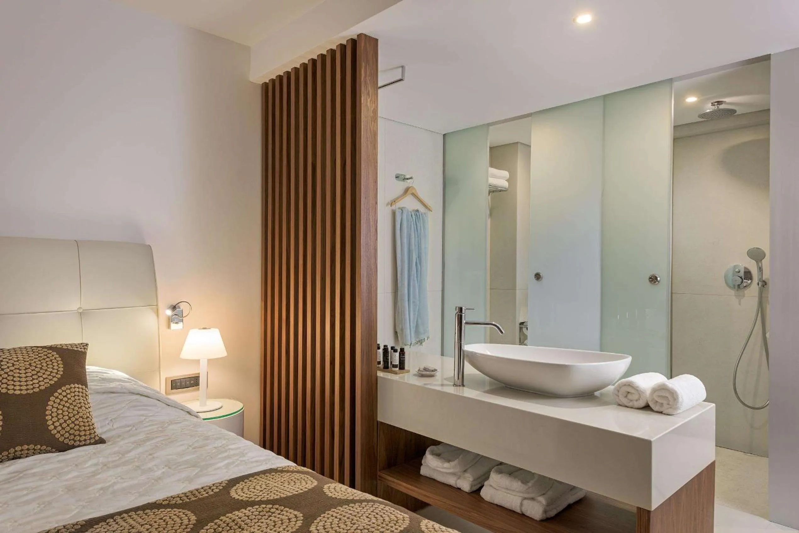 Shower, Bed in The Ixian Grand & All Suites - Adults Only Hotel