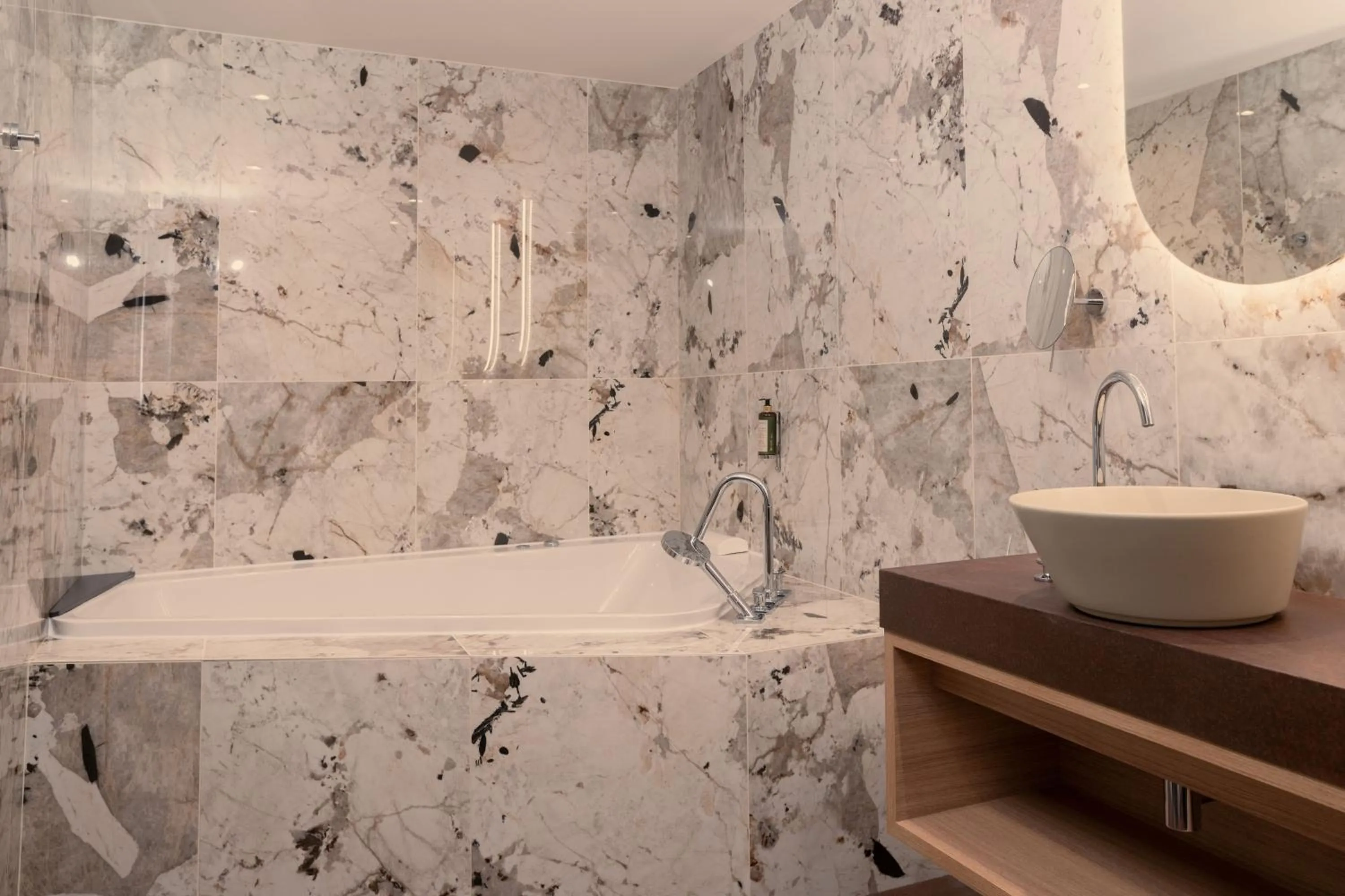 Bathroom in Hôtel Parc du Landreau