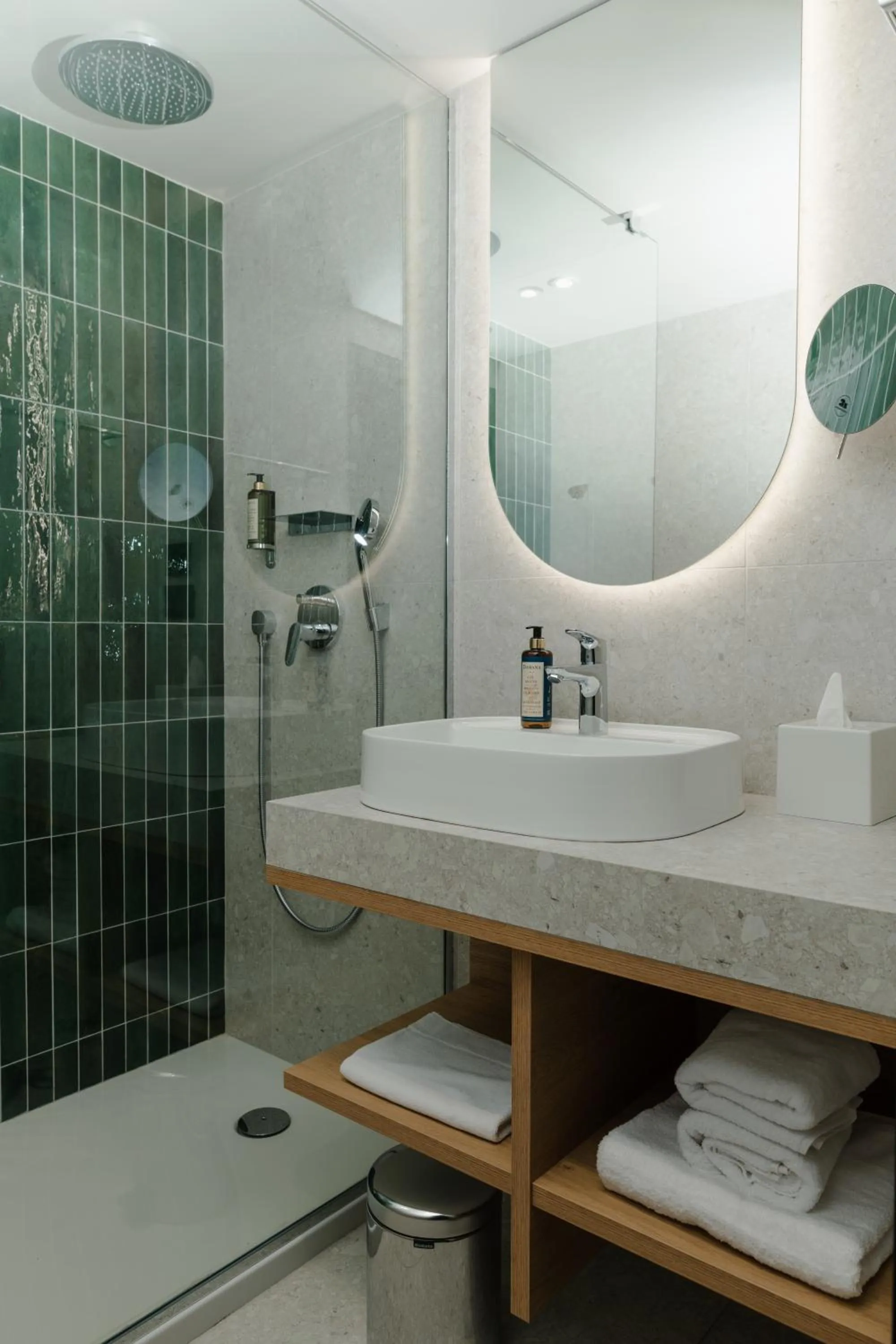 Shower in Hôtel Parc du Landreau