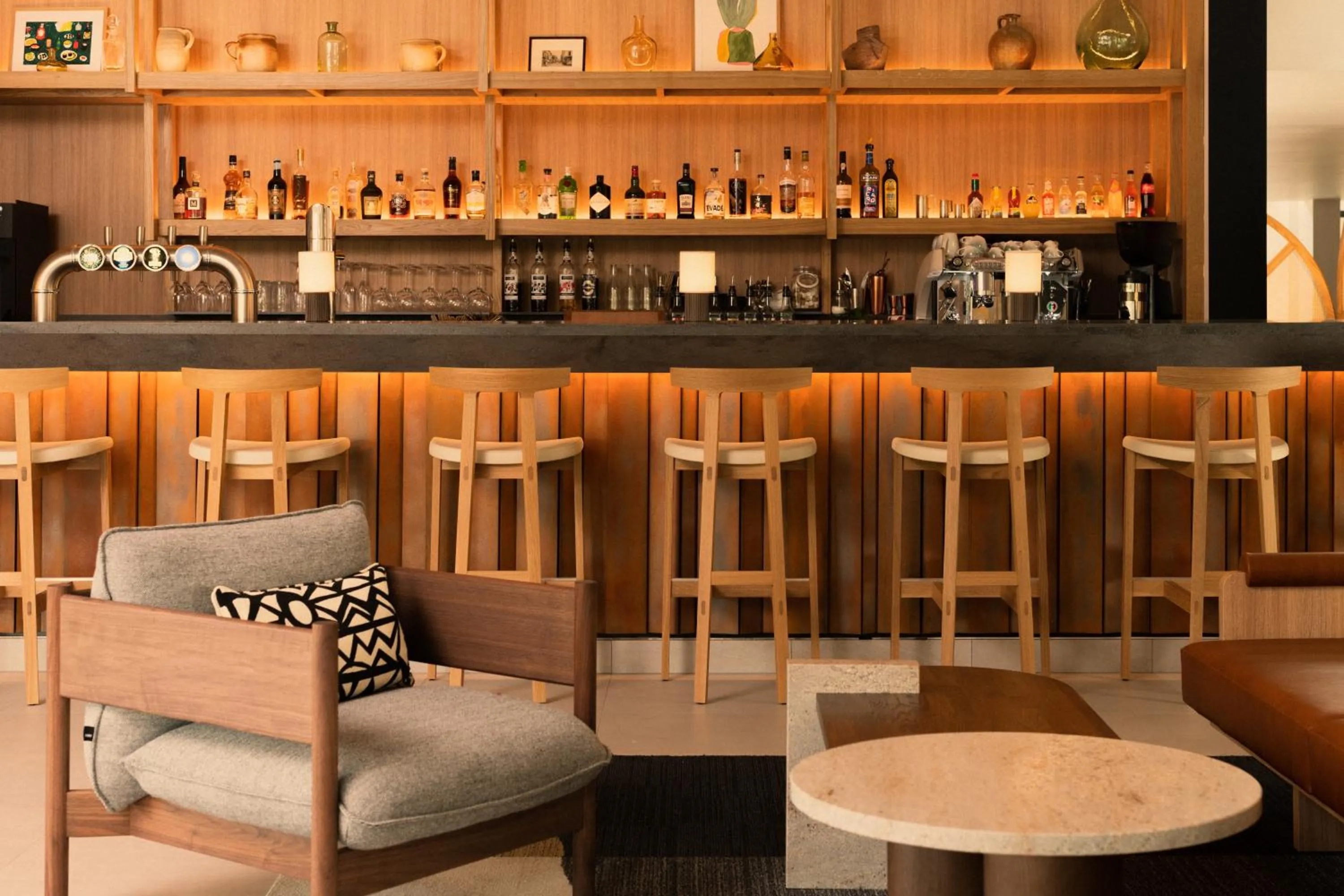 Lounge or bar in Hôtel Parc du Landreau