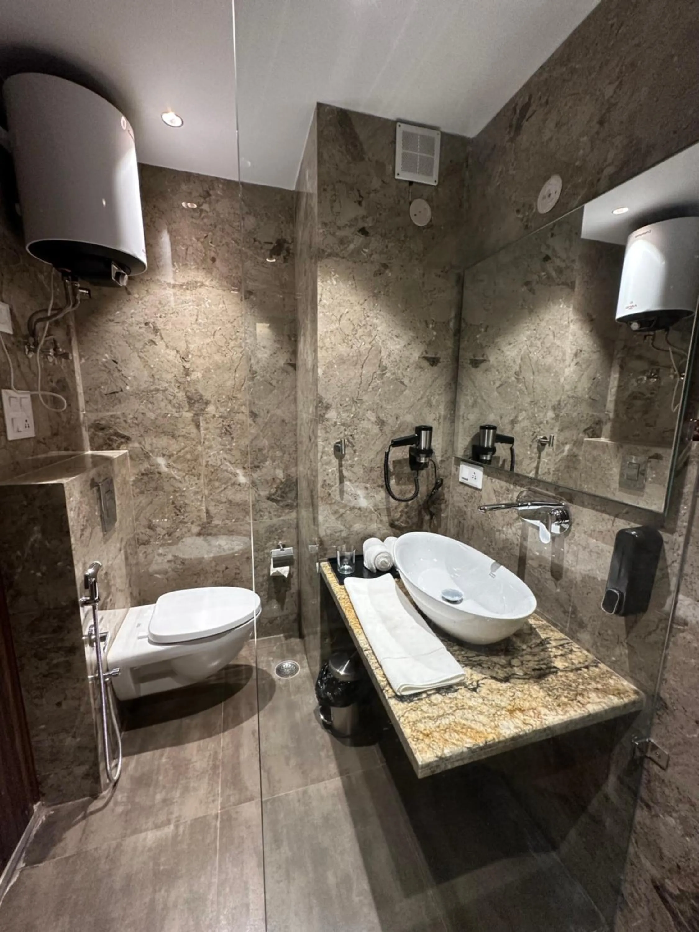 Shower in Belvedere Suites