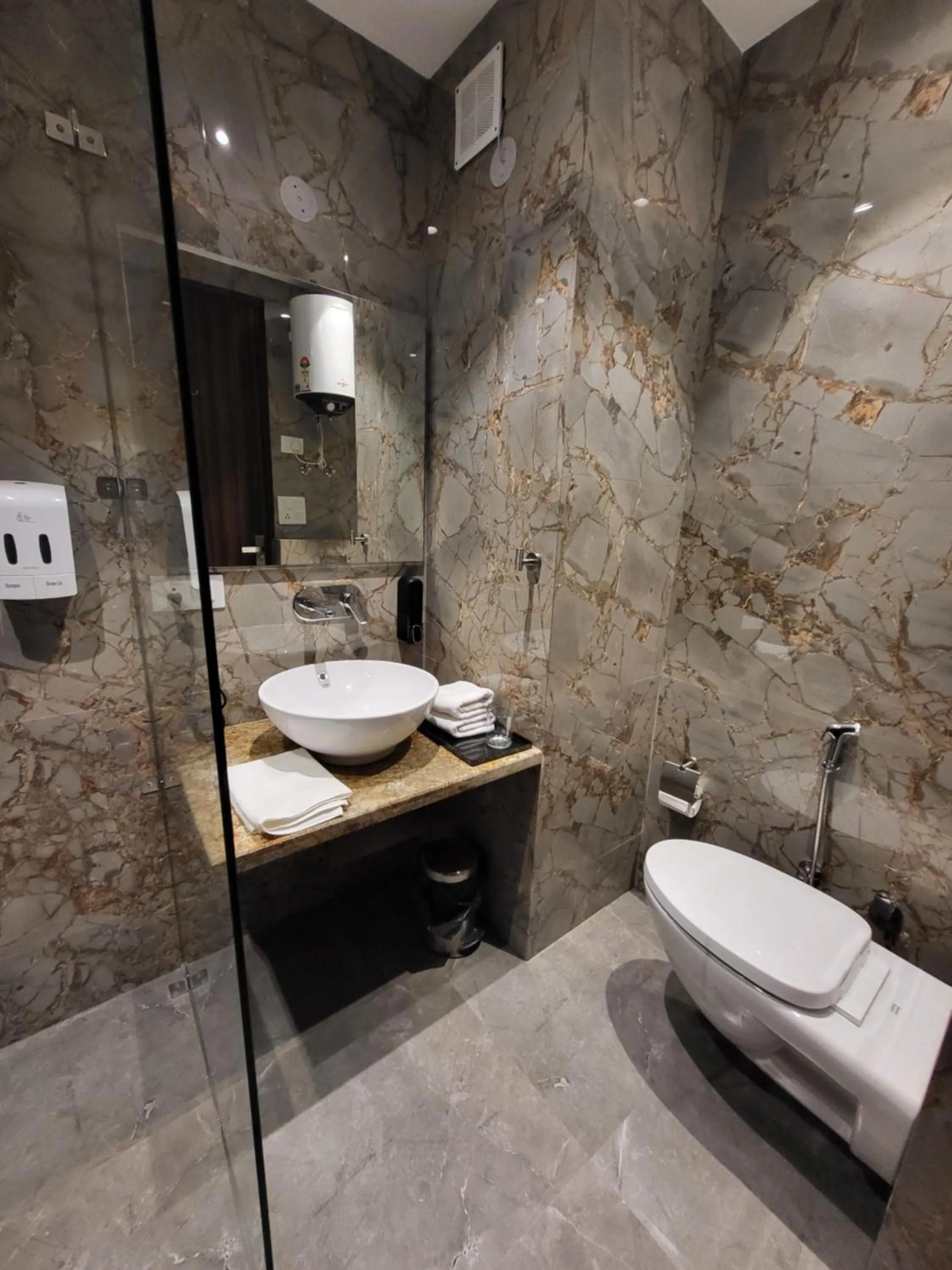 Shower in Belvedere Suites