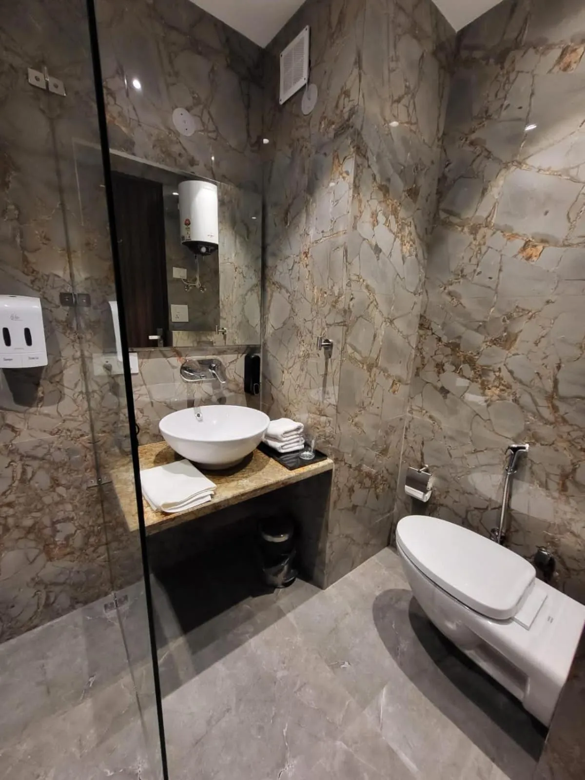 Shower in Belvedere Suites