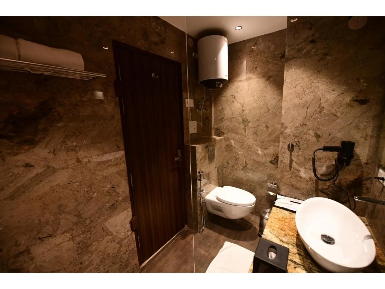 Shower in Belvedere Suites