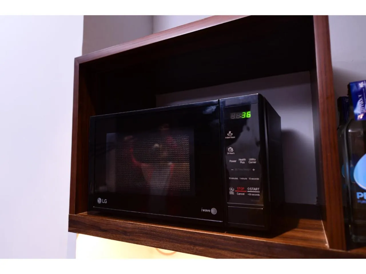 microwave in Belvedere Suites