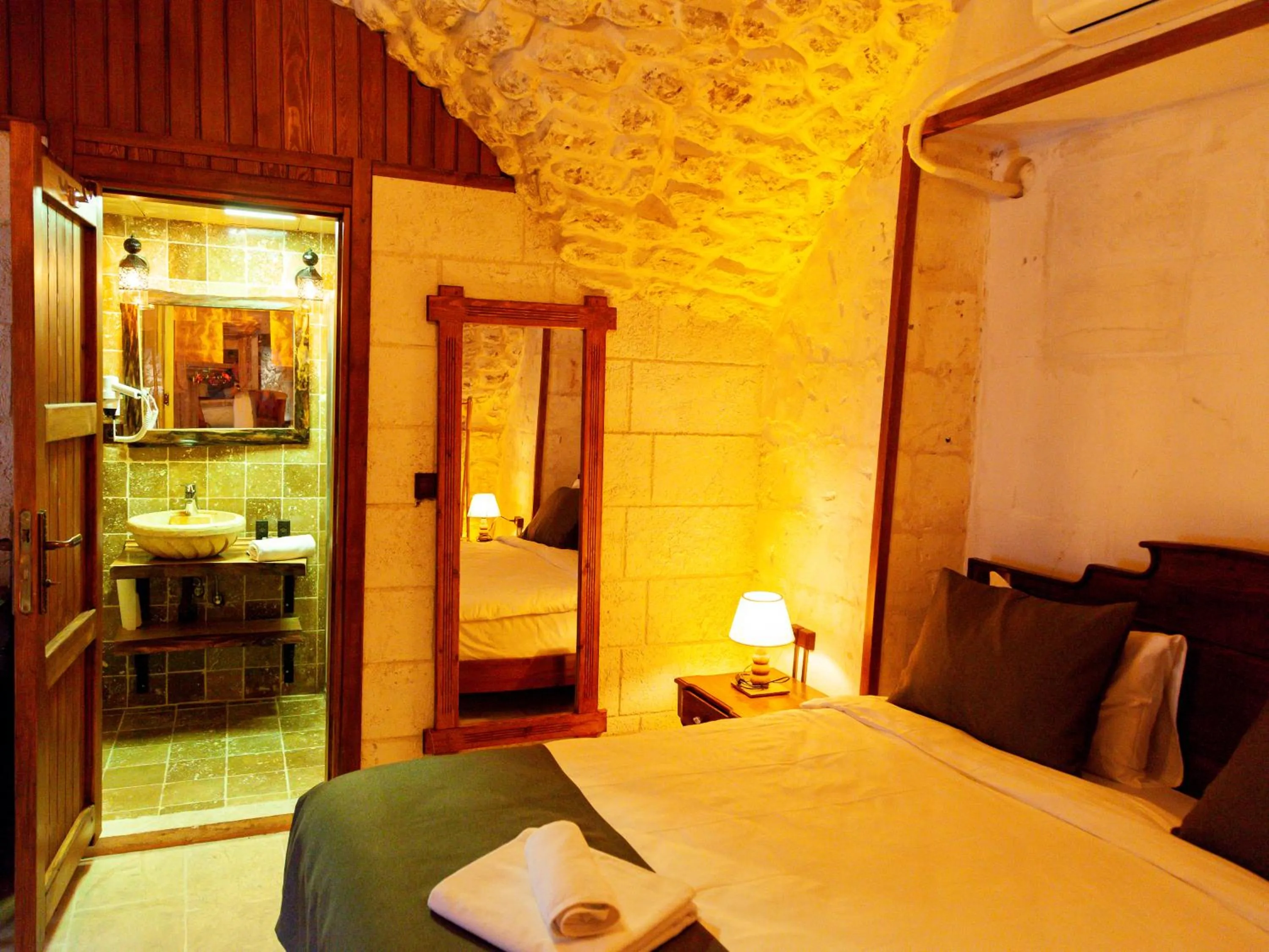 Bed in Reji Boutique Hotel