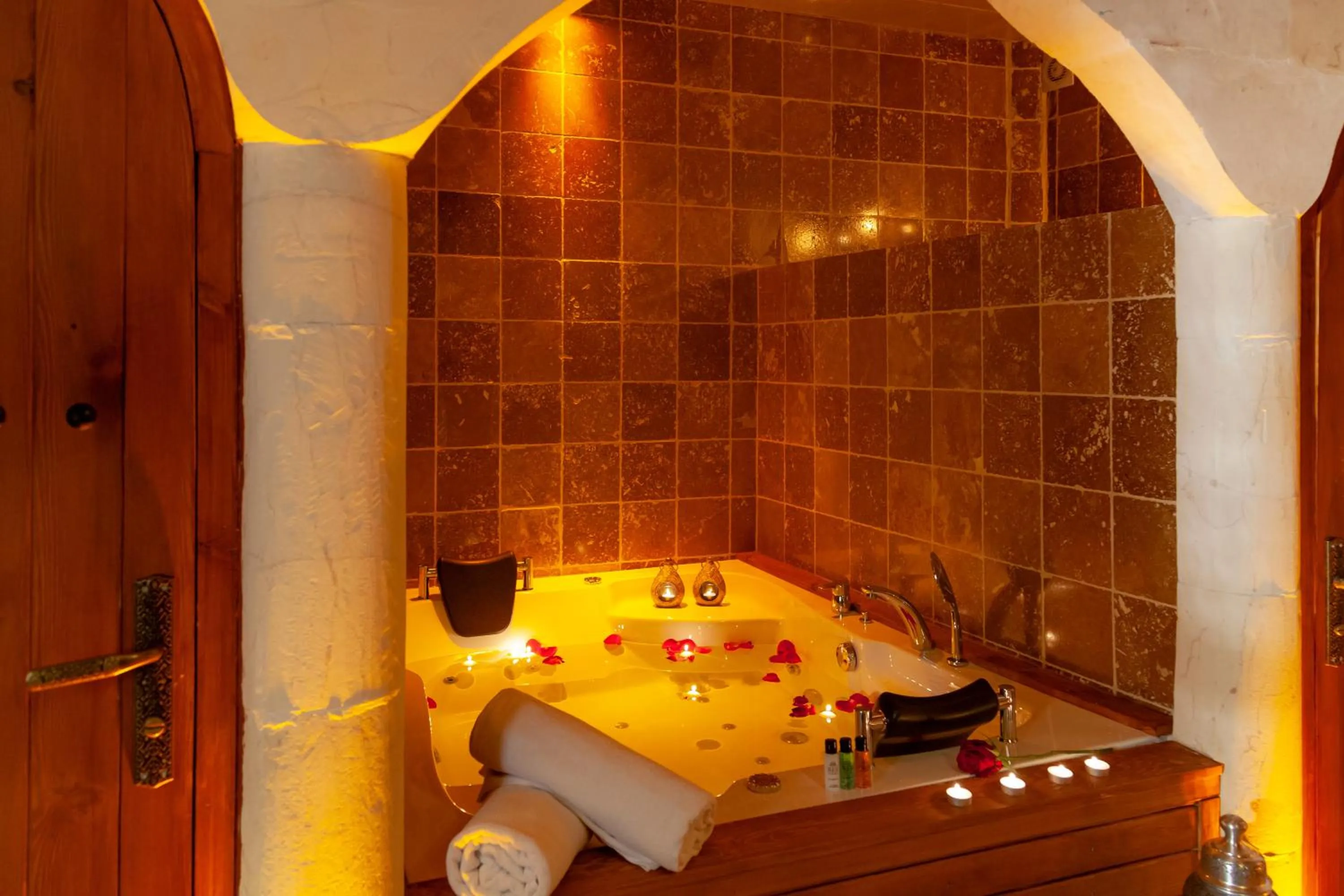 Hot Tub, Bed in Reji Boutique Hotel