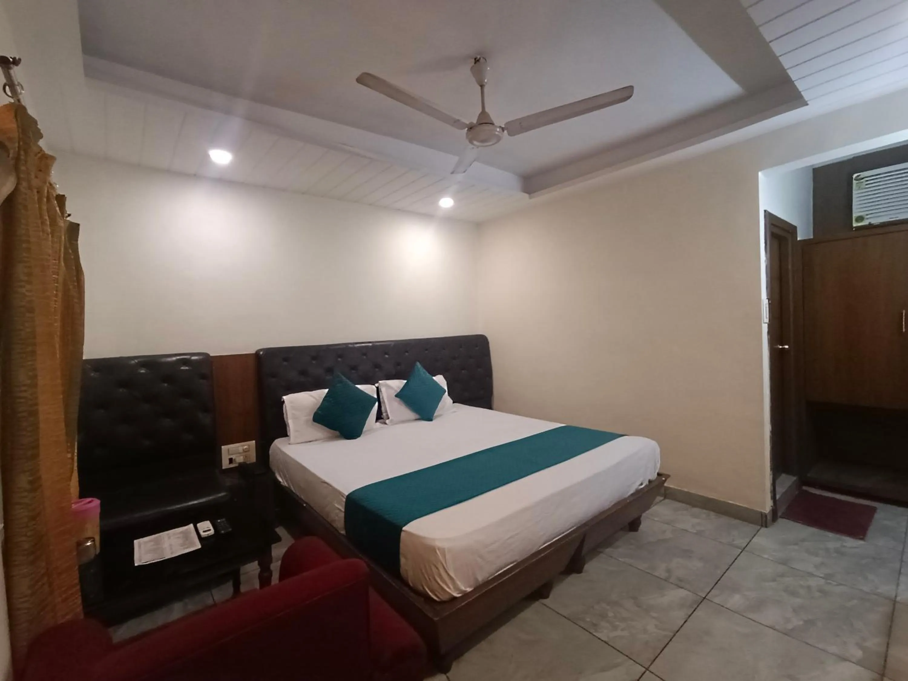 Bedroom, Bed in Hotel Ganga Azure@ Har Ki Pauri Road