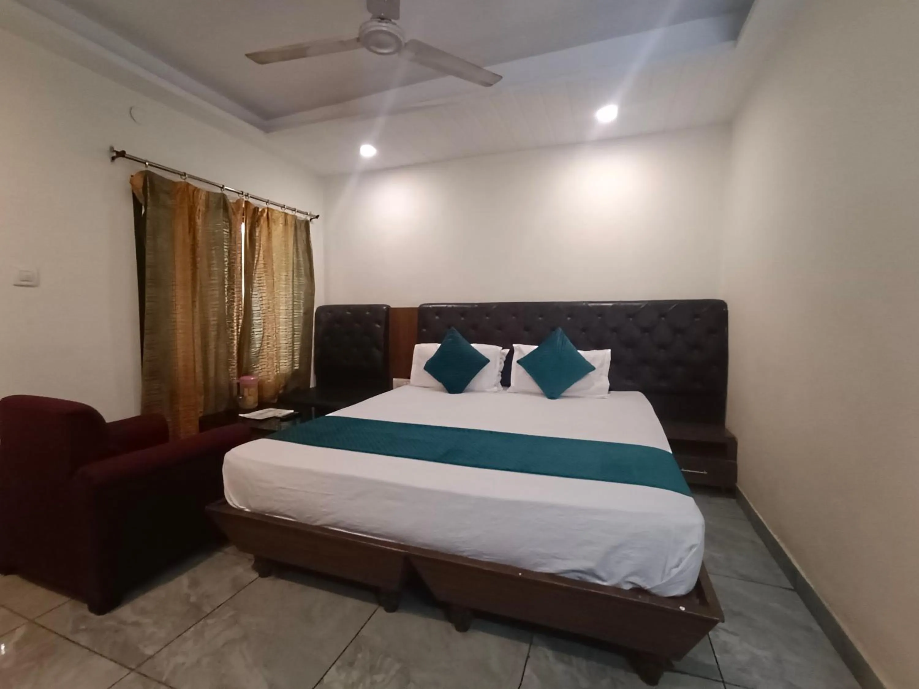 Bedroom, Bed in Hotel Ganga Azure@ Har Ki Pauri Road