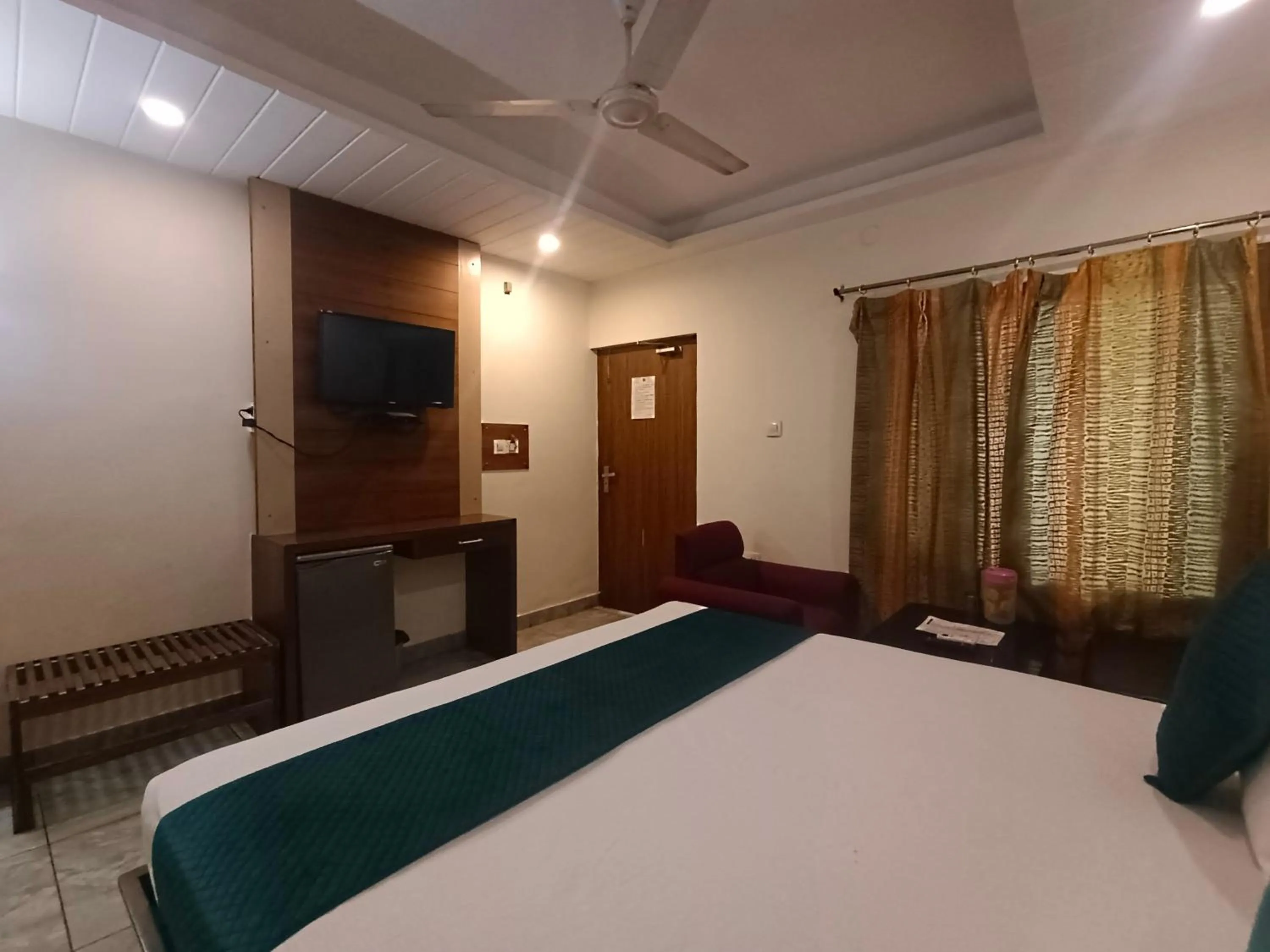TV and multimedia, Bed in Hotel Ganga Azure@ Har Ki Pauri Road